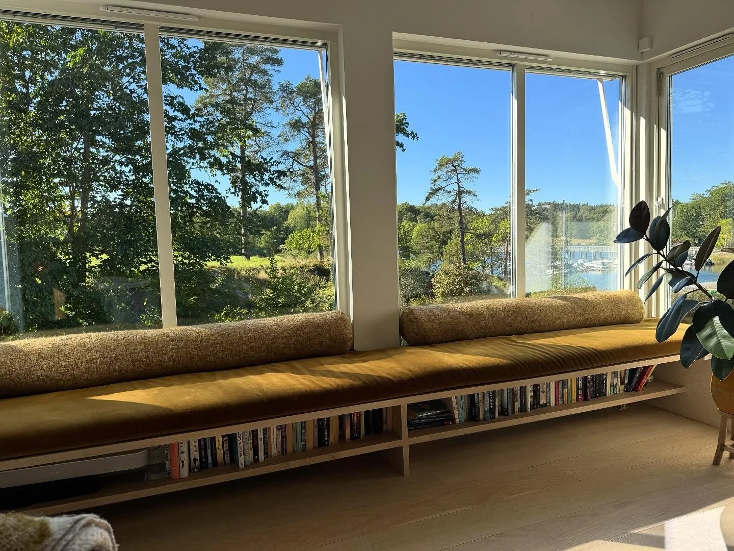 P&ouml;lkuddar - den lilla detaljen med stor effekt som alla pratar om just nu ⭐️

Dom &auml;r trendiga, eleganta och perfekta f&ouml;r att ge rummet en mjuk och stilren k&auml;nsla.

Den avl&aring;nga formen skapar balans och ger en lyxig touch, oav