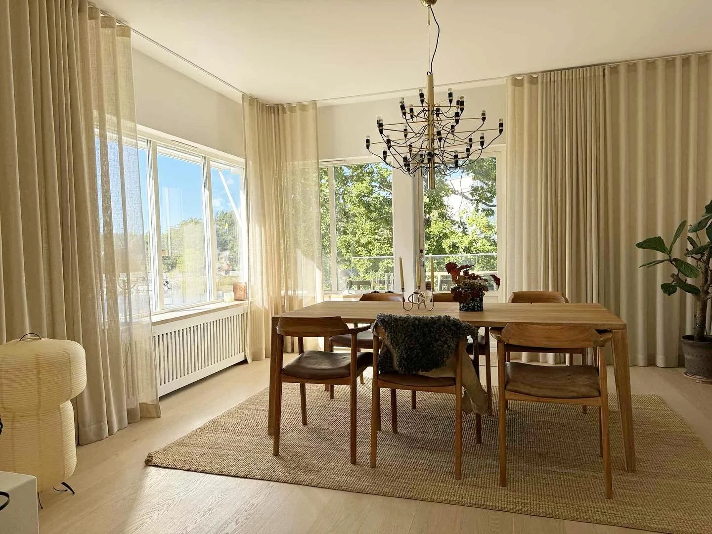 Denna vackra villa fick gardiner i tyget Fresia fr&aring;n @astridtextiles . Ett tyg med jute i som har en s&aring; fin struktur och silar ljuset mjukt och vackert. 

H&ouml;r av dig om du &auml;r sugen p&aring; att inreda ditt hem med textiler. 

Vi