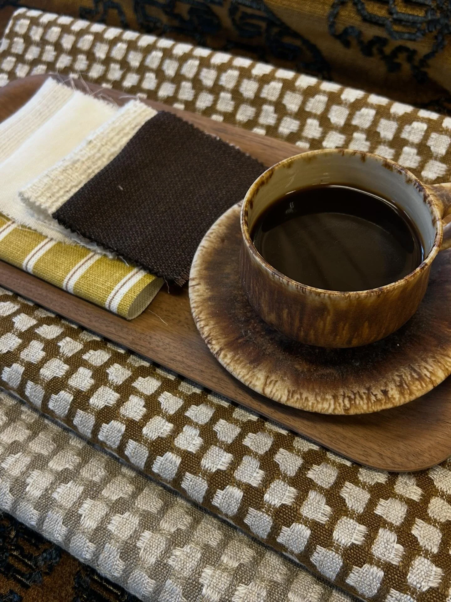 En kopp kaffe &amp; textilens magi ☕️

F&ouml;r oss p&aring; Danderyds Tygelit handlar det om mer &auml;n bara tyg och inredning. Det handlar om k&auml;nslan att sl&aring; sig ner med en varm kopp kaffe i ett rum som verkligen k&auml;nns som hemma. D