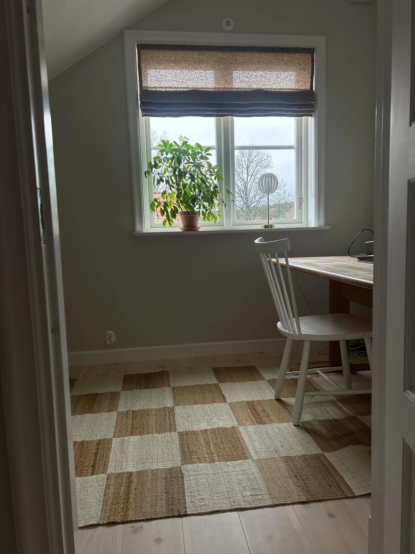 Vackert hemmakontor hos kund - men nu tar vi helg och njuter av ledigheten 🍂🍂🍂

Hissgardin i tyget Torno 8136 fr&aring;n @astridtextiles 

Design: @danderydstygelit 

#hissgardin #gardins&ouml;mnad #gardiner #inredning #danderyd #danderydstygelit