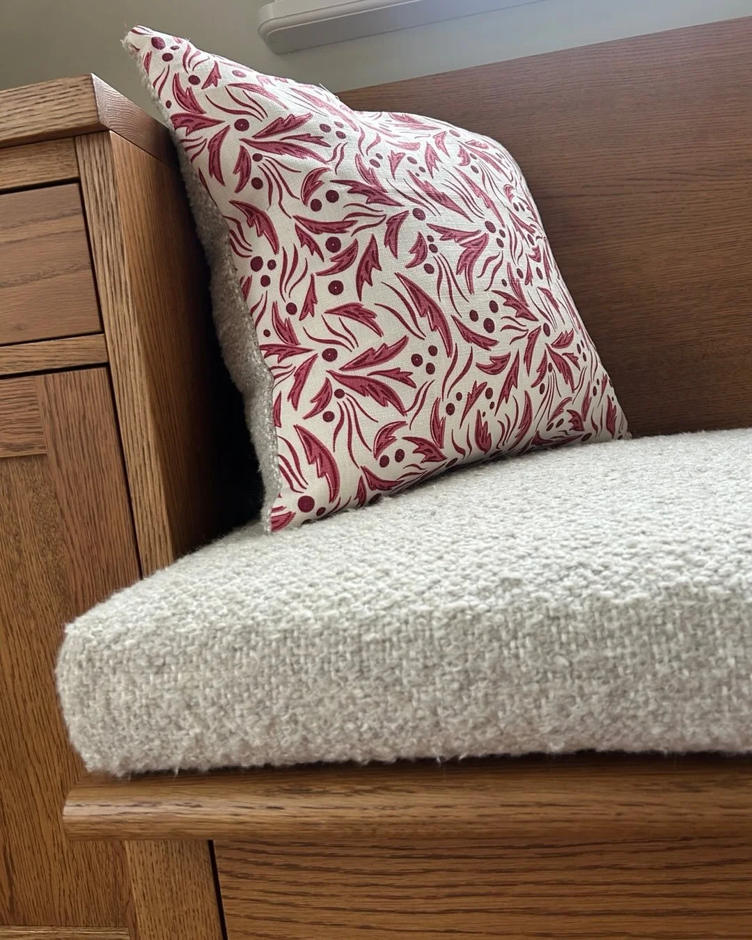 P&aring; Danderyds Tygelit arbetar vi med noggrant utvalda tyger &ndash; strukturer, f&auml;rger och kvaliteter som ger varje dyna och kudde sitt unika uttryck.

N&auml;r vi syr v&aring;ra m&aring;nga dynor f&aring;r vi verkligen se hur r&auml;tt tyg