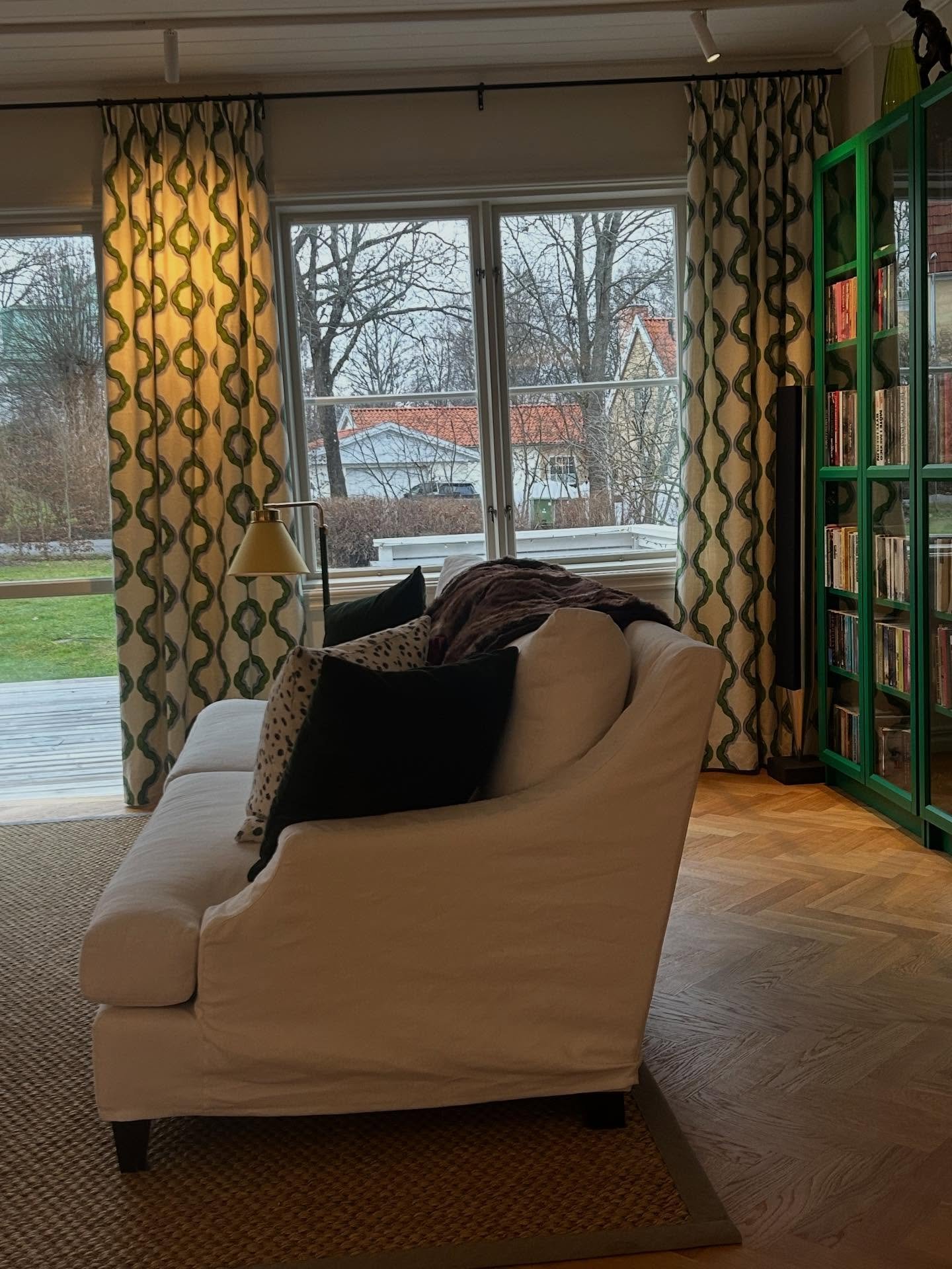 ✨ N&auml;r detaljerna samspelar h&auml;nder n&aring;got magiskt ✨
H&auml;r ser ni hur ett sk&aring;p verkligen f&aring;r komma till sin r&auml;tt n&auml;r gardinerna &auml;r noggrant utvalda f&ouml;r att matcha b&aring;de f&auml;rg, struktur och k&au