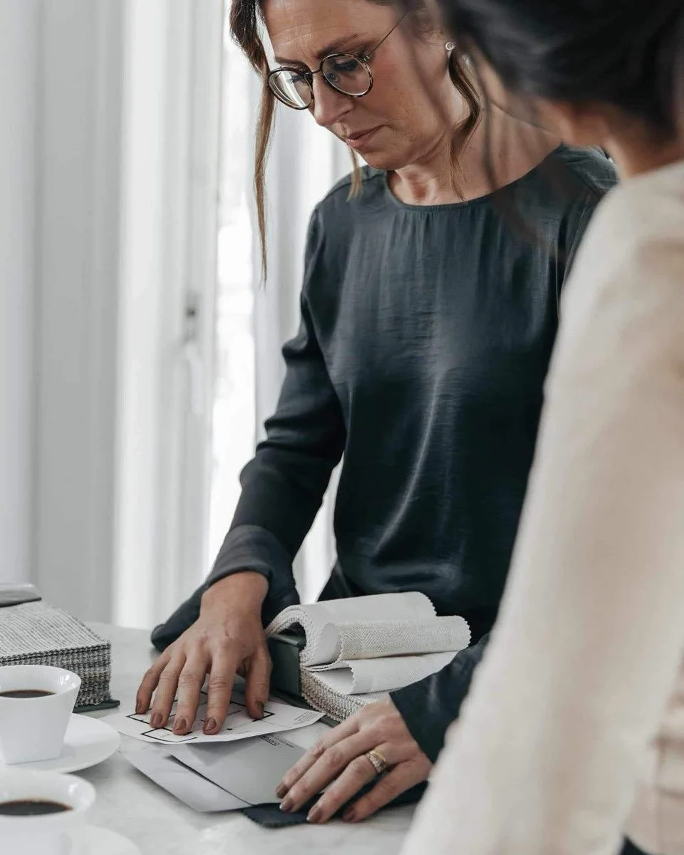 Oavsett om du bygger nytt, flyttar eller bara vill f&ouml;rnya ditt hem &ndash; vi finns h&auml;r f&ouml;r att hj&auml;lpa dig att hitta r&auml;tt l&ouml;sning f&ouml;r just din stil och rumsplan!

✨ 2026 &auml;r &aring;ret d&aring; dina inredningsdr
