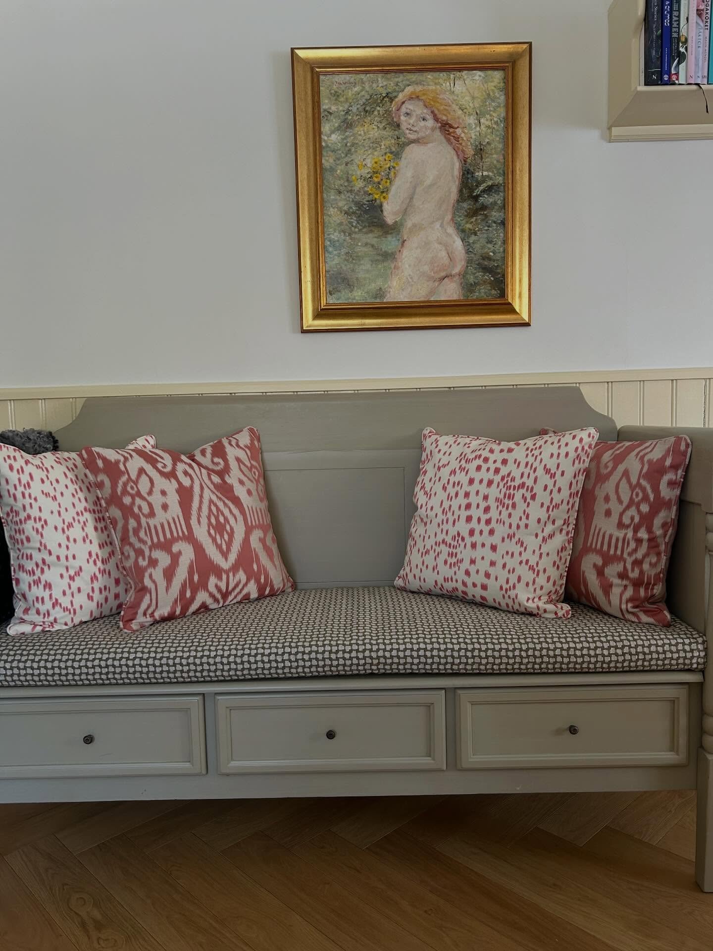 Till detta vackra hus i Djursholm har vi sytt m&aring;ttanpassade dynor, kuddar, hissgardiner och draperier &ndash; allt noggrant utvalt f&ouml;r att passa husets stil och karakt&auml;r.
F&auml;rgerna harmonierar med rummens toner och skapar en mjuk,