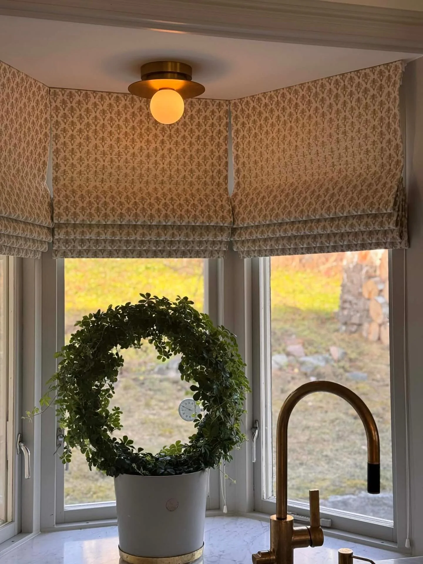 Se s&aring; vackert hissgardinerna i detta fina hem ramar in f&ouml;nstret p&aring; ett mjukt och elegant s&auml;tt, samtidigt som de sl&auml;pper in precis lagom med dagsljus. En harmonisk k&auml;nsla d&auml;r tyg, ljus och form samspelar &ndash; oc