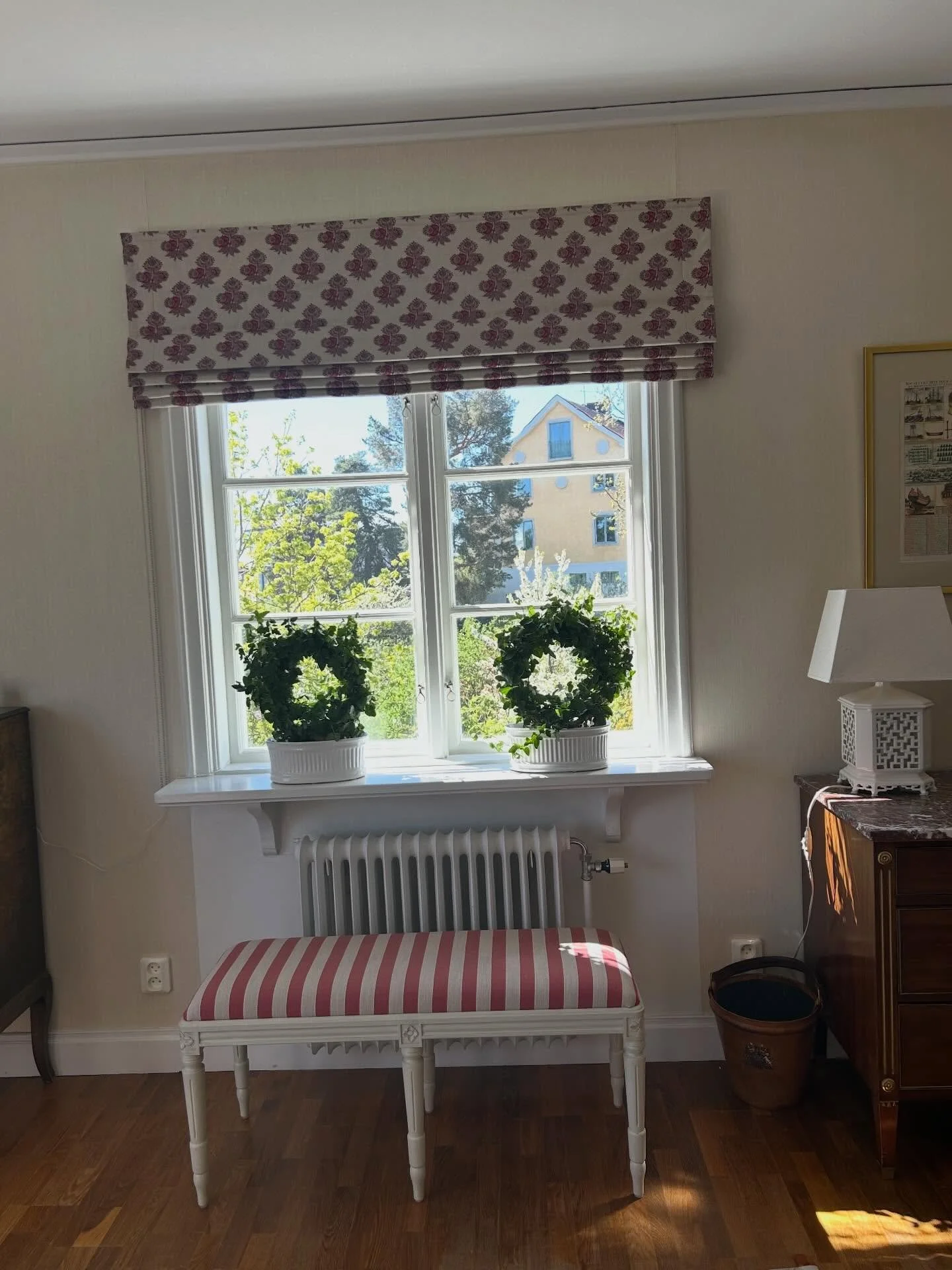 Vacker Brommavilla fick idag hissgardiner i tyg Poppy Paisley &amp; Ferns fr&aring;n GP&amp;J Baker. 
I sovrummet fodrade med m&ouml;rkl&auml;ggning och i trapphall fodrade med bomullssatin.

Vi syr hissgardiner i &ouml;nskade m&aring;tt och har m&ar
