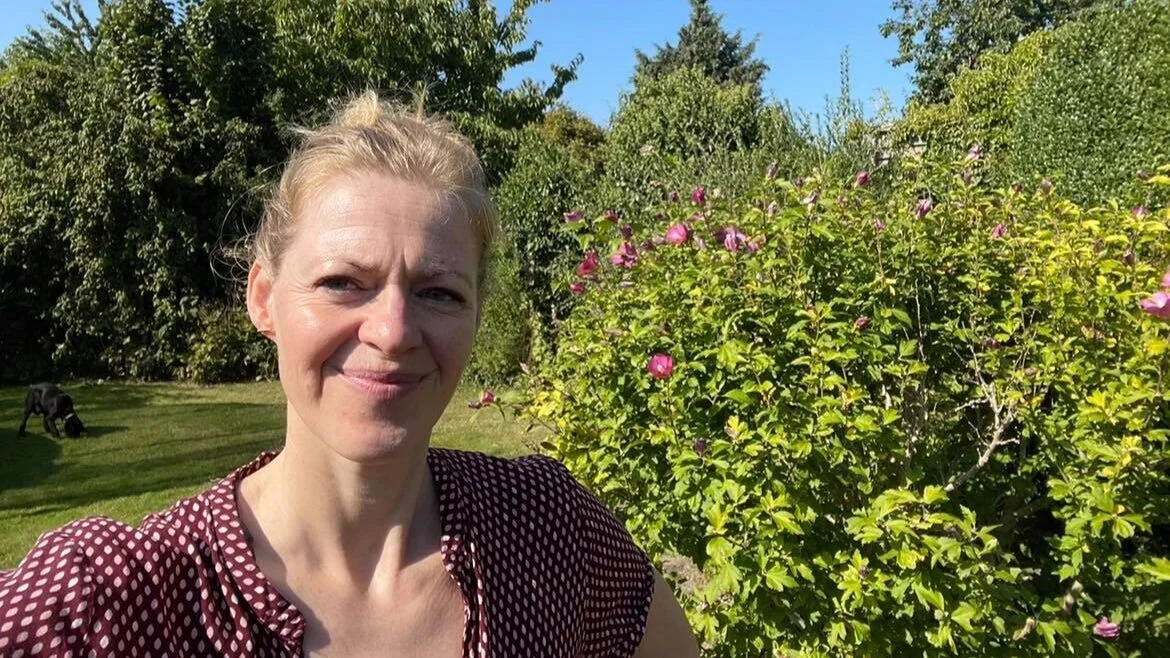 Marie møder mig altid med varme, åbne arme og en moders kærlighed, der gør at jeg føler mig set, mødt og rummet, som jeg er.Hos Marie har jeg lært at være lidt mere kærlig og overbærende overfor mig selv, når jeg ikke helt er den (perfekte) mor, jeg gerne vil være. Marie møder mig altid med varme, åbne arme og en moders kærlighed, der gør at jeg føler mig set, mødt og rummet som jeg er. Så tilpas forbilledligt, at jeg kan genskabe det i mit eget liv, både overfor mit barn, min mand og mit eget indre barn, der også trænger til varme og omsorg.&nbsp;- Laura, mor til en datter på 8