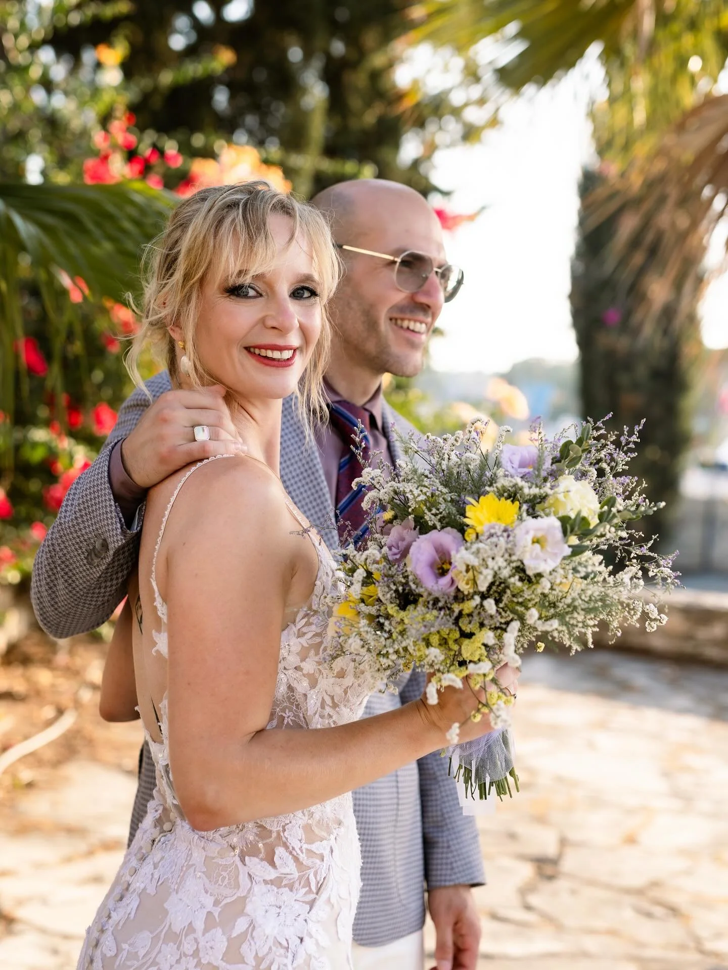 Kijk ze nou staan; Rachel &amp; Nikos. Zojuist getrouwd. Ze hebben een speciaal plekje in mijn hart. Niet alleen omdat ik hun zwangerschap en kraamtijd van hun dochter Lexis mocht fotograferen, maar zeker ook omdat ze familie zijn. Het is zo bijzonde