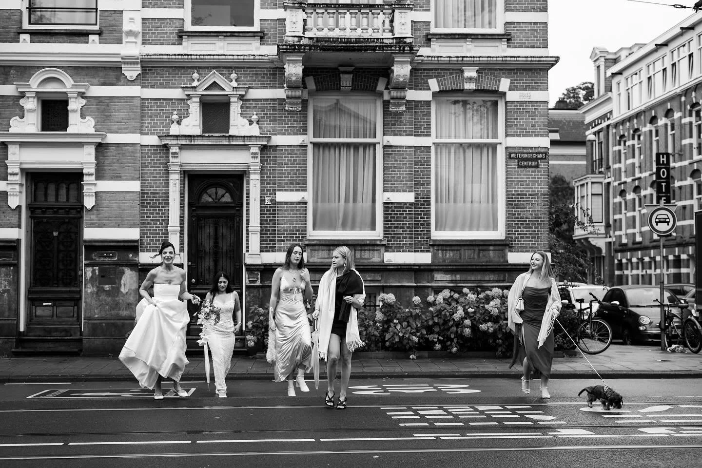 Door de stad onderweg met &lsquo;team Bride&rsquo; naar de ceremonie. 

Vorige week trouwden Alexandra en Martijn in het bijzijn van hun kinderen en familie. Hoewel het de hele ochtend regende was het droog op het moment dat we de deur uit stapten. 
