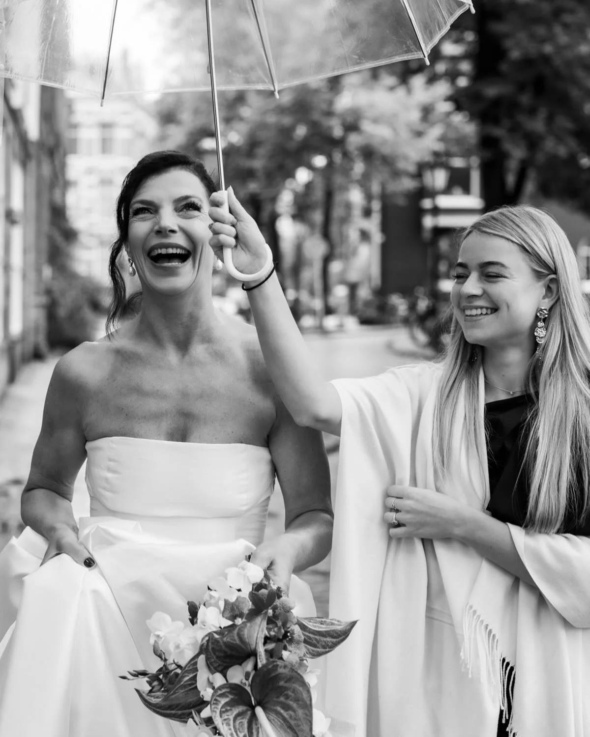 Regen op je bruiloft? We maken er gewoon een feestje van! 

 Throwback naar deze gezellige intieme bruiloft op een regenachtige dag in september. 

@kantamsterdam 
@sonyabloemhard
@meesterinbloemen