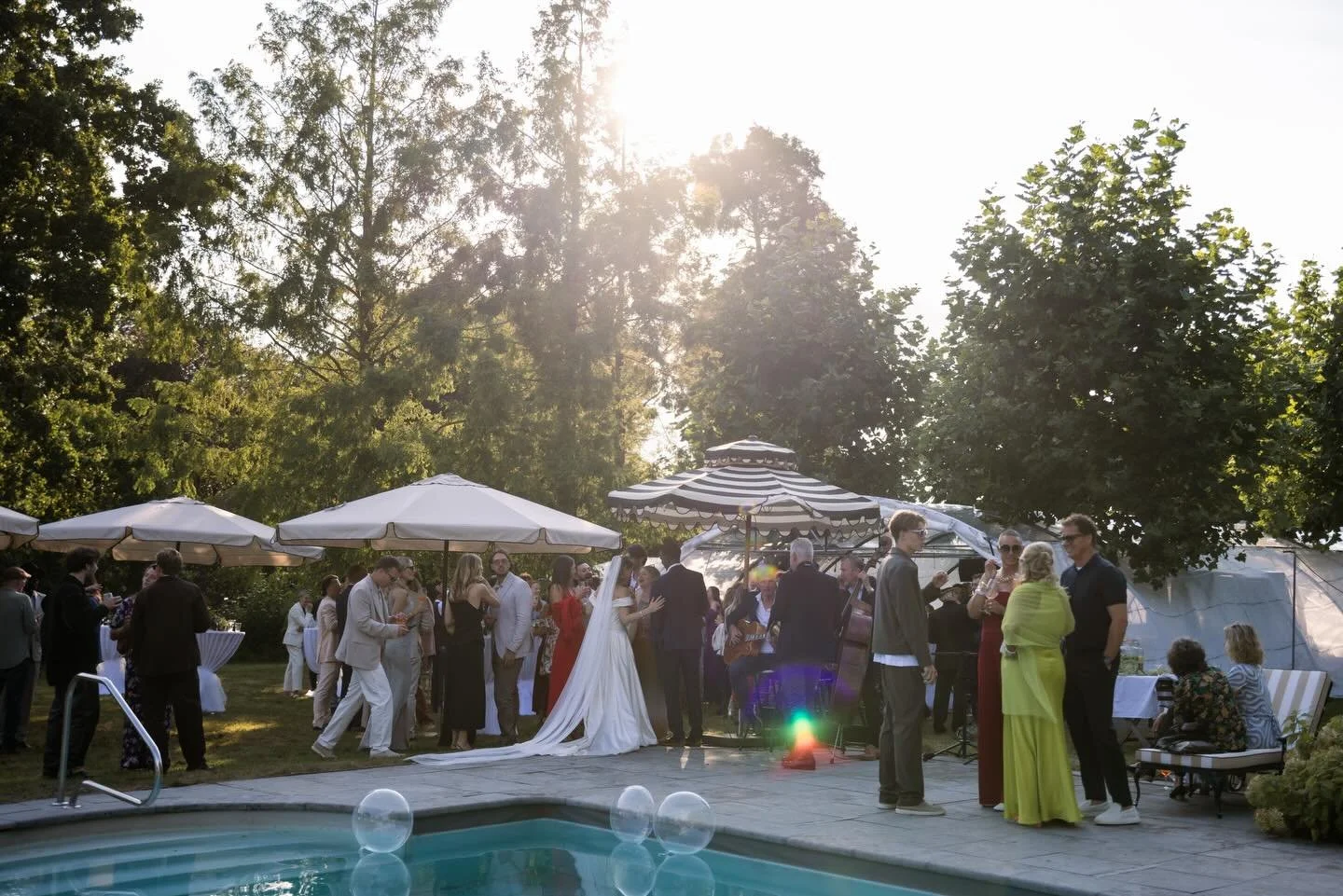 In augustus mocht ik met @maaikevanschothorstfotografie mee als second shooter naar deze fantastische bruiloft van W&amp;F. 

Afgelopen seizoen hebben Maaike en ik vaker samengewerkt, en dat is altijd een feestje 🤍 We hebben een hele fijne klik, wer