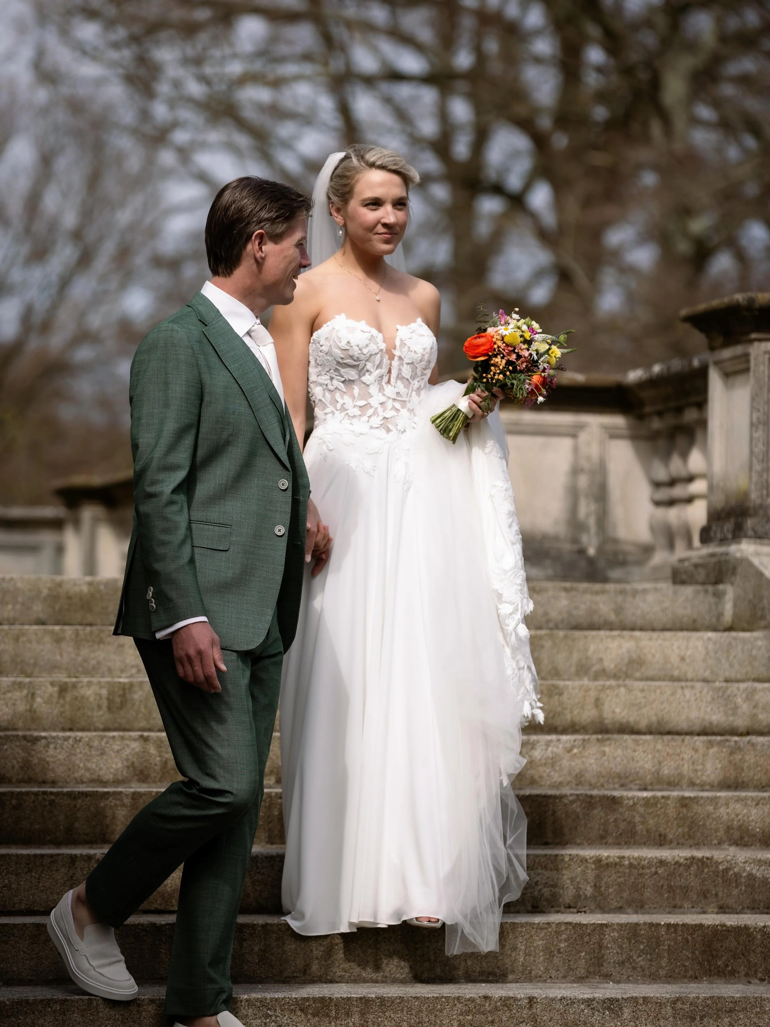 Een heeeeeele kleine greep uit de fotoshoot van de wedding van J&amp;J. Ik krijg vaak de vraag hoelang we voor de fotoshoot moeten uittrekken. Dit hangt helemaal af van hoe strak de planning is. Vaak is het fijn om hier wel even de tijd voor te nemen