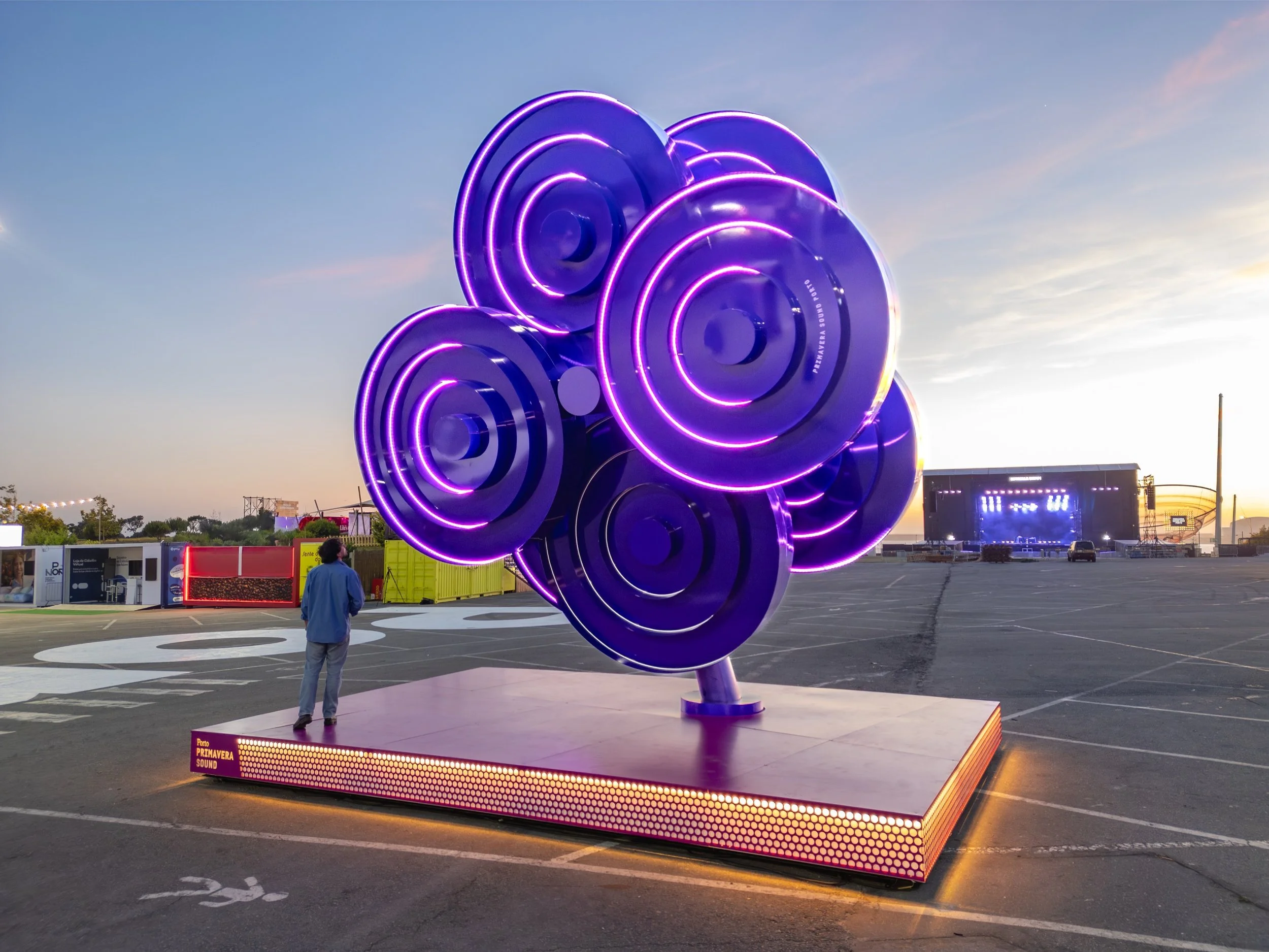 fierce-art-giraflower-art-installation-lights.jpg