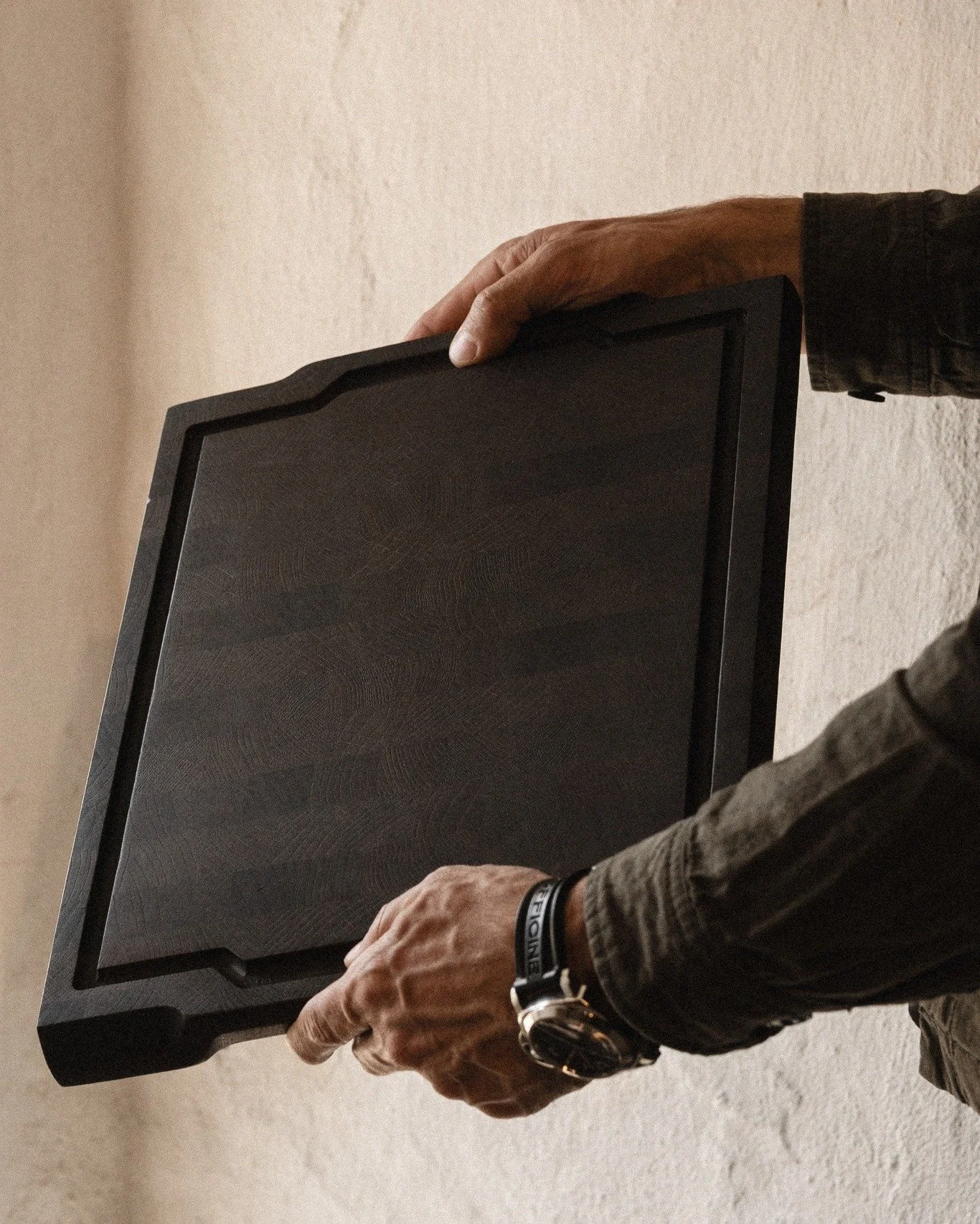 Introducing the HC05 Endgrain. Our largest and most versatile cutting board yet.
Crafted from durable end-grain oak with sculpted side grips. Juice groove on one side, smooth surface on the other.

A refined balance of form and function &mdash; gentl