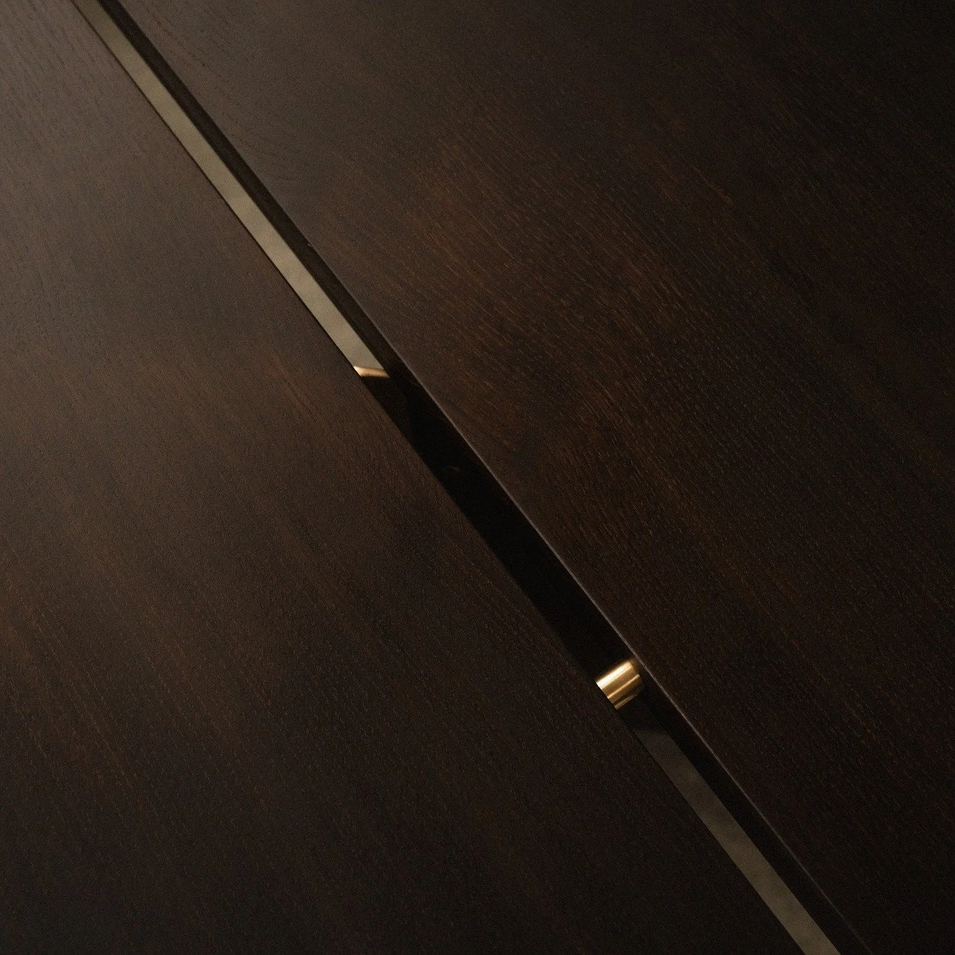 The HC51 Hagen&oslash;r Dining Table combines the warmth of smoked oak with refined brass detailing. The tabletop is joined with solid brass rods, while angled brass elements connect the legs, adding subtle contrast and strength.

Kintsugi-inspired d