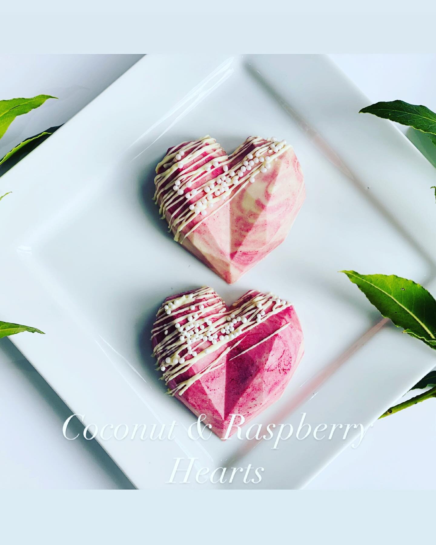Made some lovely little sweat treats today, with some spare coconut cake I had! 

They would make lovely Wedding favours wouldn&rsquo;t they?

Raspberry &amp; Coconut wrapped in marbled white chocolate.

#weddingguest #weddingfavours #sweet #sweettre