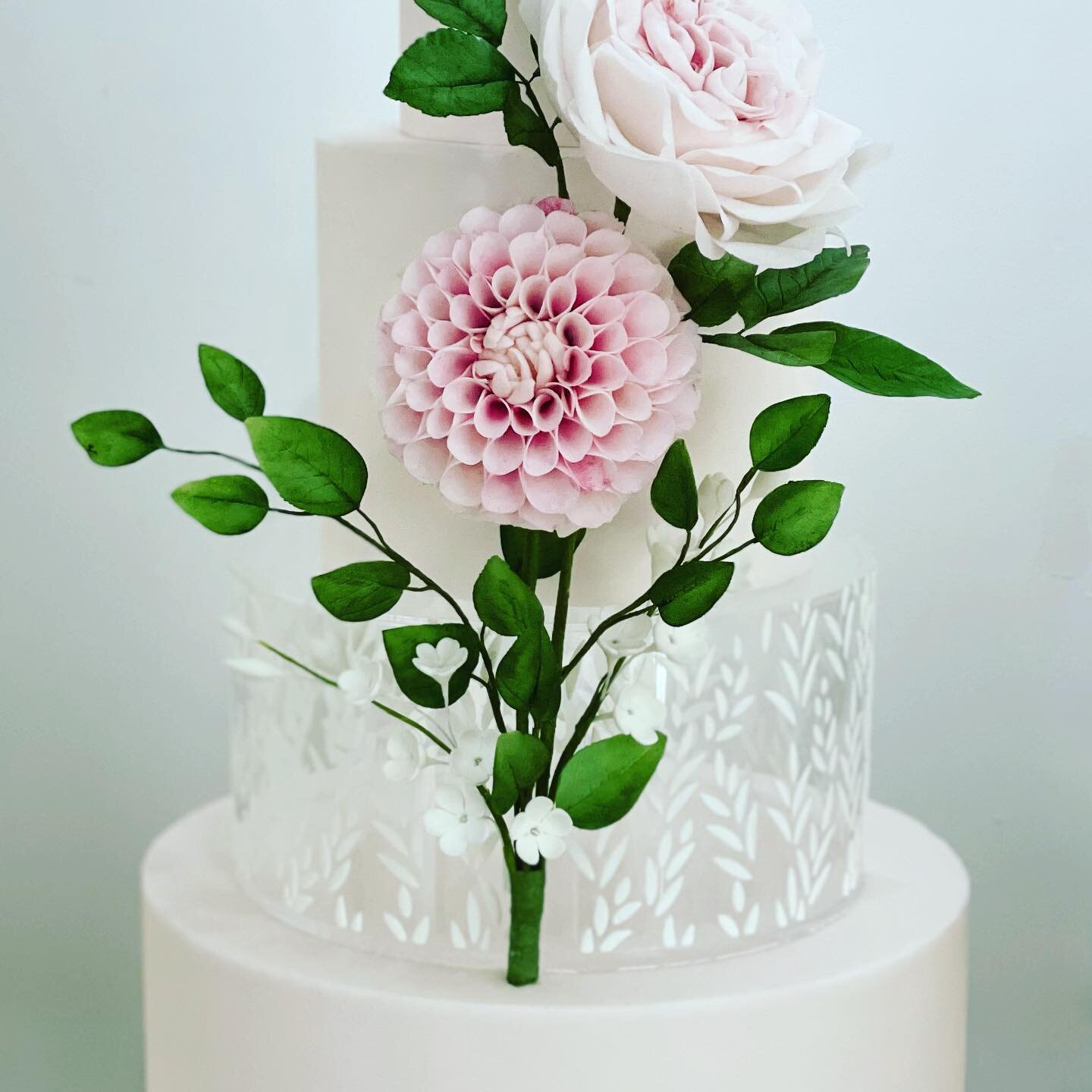 Finally found a home for this gorgeous Dahlia 🌸

What do you think?
.
.
.
#dahlia #flowers #sugarflowers #weddingday #weddings #cakes #weddingcakesideas #supplier #bespoke #beautifulwedding