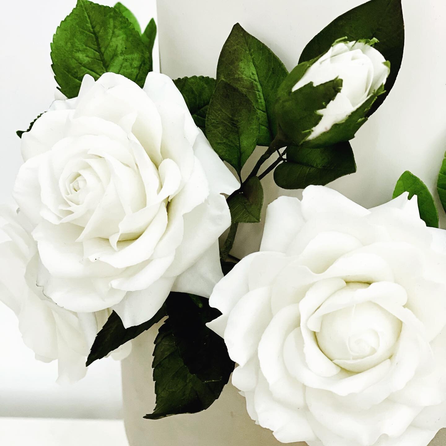 There is something about White Roses that I love 🤍
.
What your favourite Flower 🌹🌷🌻
.
.
#flowers #sugarflowers #roses #floraldesign #floralwedding #cakemaker #weddingcakedesign #weddingsupplier #herefordshirecountrylife #weddingstyle #weddings