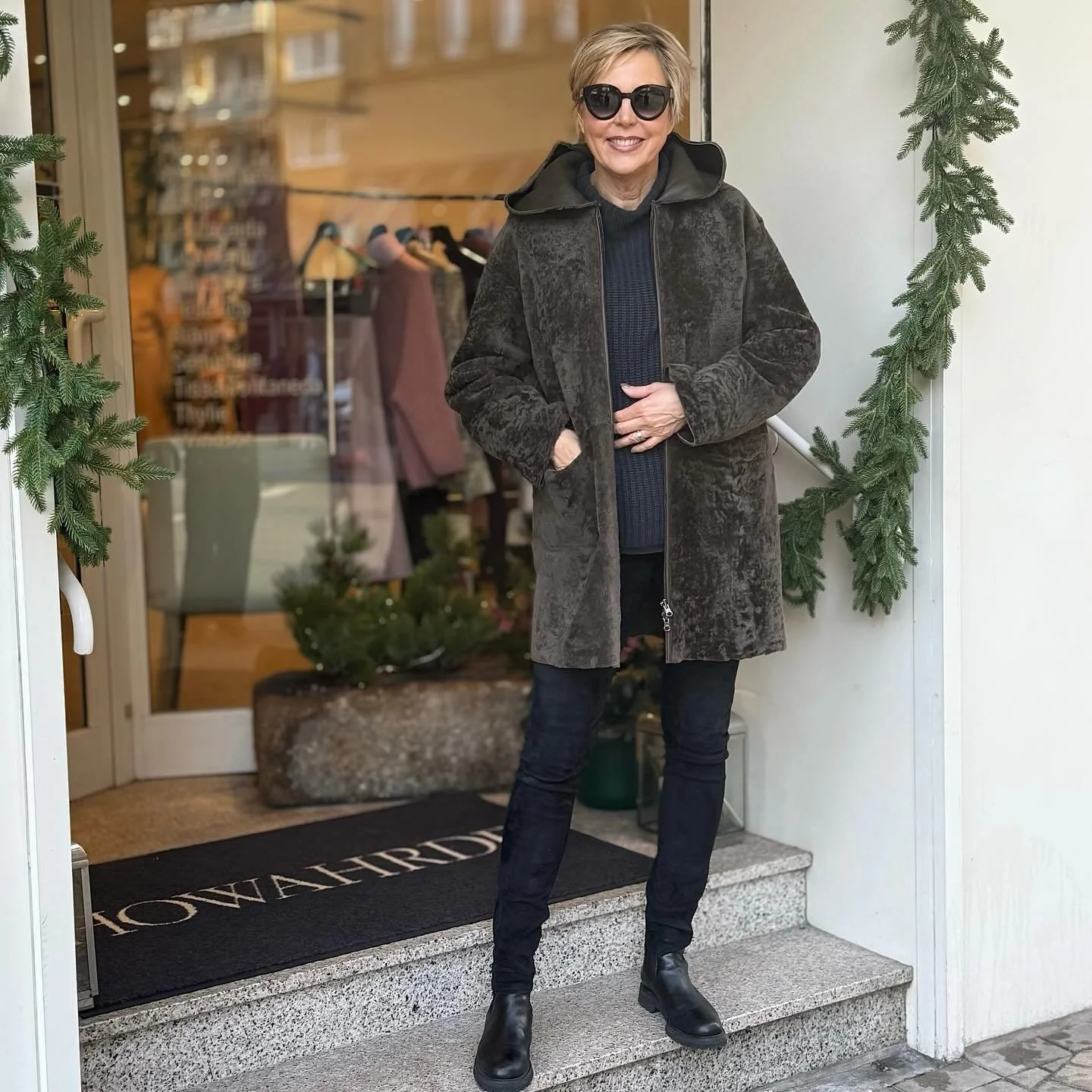 Diese Wende Lammfelljacke sorgt f&uuml;r angenehme W&auml;rme, ist temperaturausgleichend und besonders weich auf der Haut. Der praktische Zwei-Wege-Rei&szlig;verschluss bietet zus&auml;tzliche Bewegungsfreiheit und macht die Jacke ideal f&uuml;r All