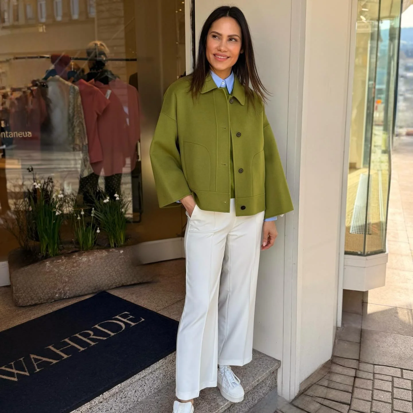 Wir sind verliebt in diesen Matcha-Ton 🌿
Der feine Kaschmir-Pulli und die Doubleface-Jacke von Windsor wirken in diesem Gr&uuml;n besonders edel. Kombiniert mit der Cameron Hose von Cambio und unserer neuen hellblauen Bluse entsteht ein frischer Fr&