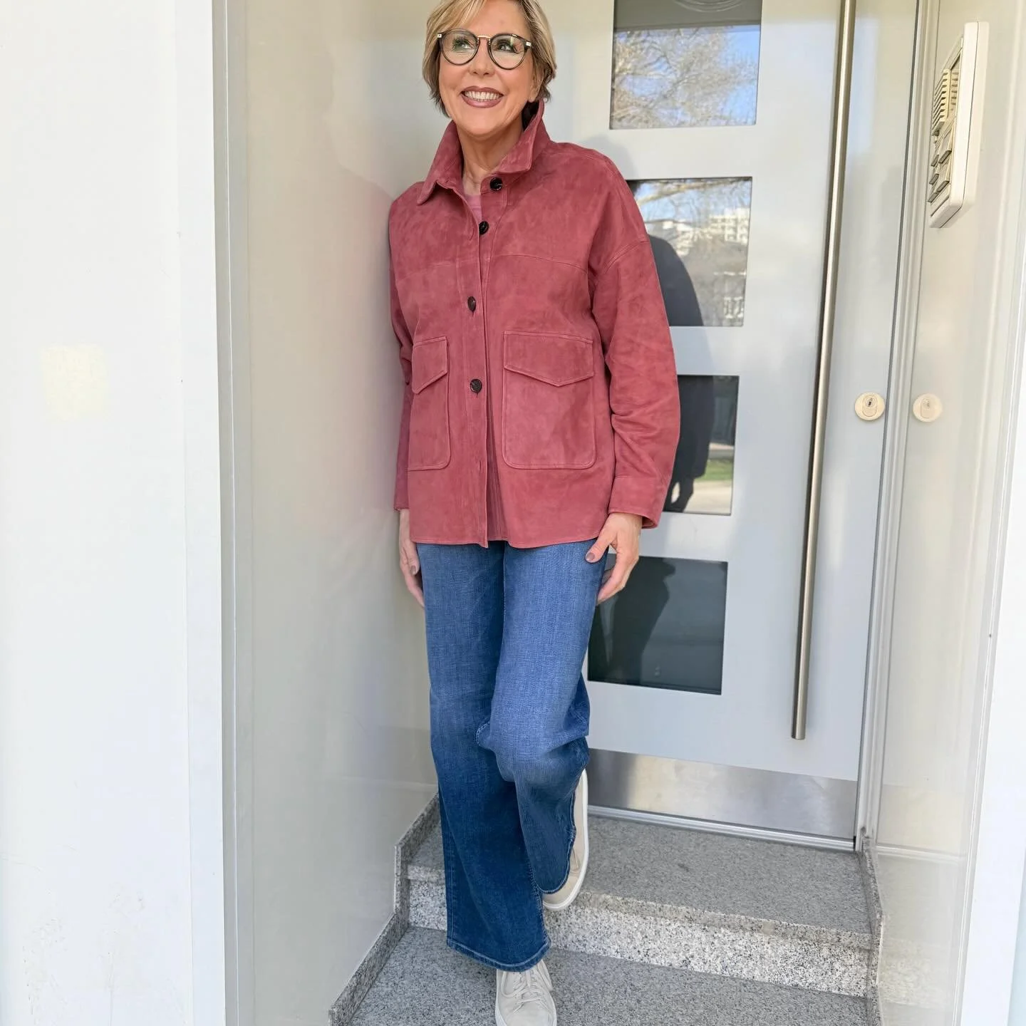 Softes Veloursleder in einem wundersch&ouml;nen Ros&eacute;-Terrakotta Ton &ndash; diese Jacke ist ein echtes Lieblingsst&uuml;ck f&uuml;r den Fr&uuml;hling. 💗

Perfekt kombiniert mit zarten Ros&eacute;-T&ouml;nen wie dem T-Shirt oder Polo + Jeans o