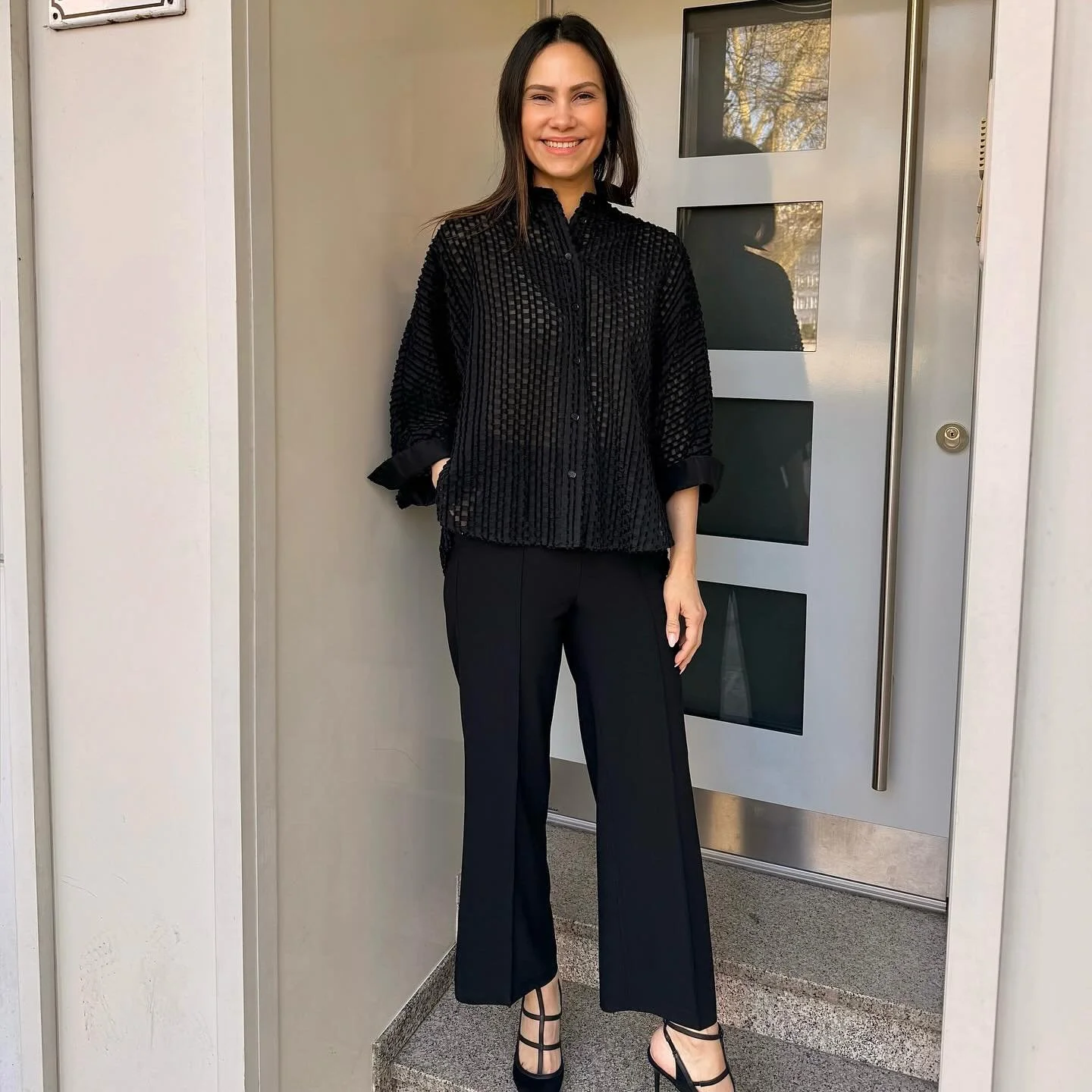 Zwei Blusen, ein Statement: modern, leicht und unglaublich vielseitig ✨
Die strukturierte Optik verleiht jedem Look das gewisse Etwas &ndash; ob in elegantem Dark Night oder softem Creme. Perfekt f&uuml;r Tage, an denen du m&uuml;helos stilvoll sein 