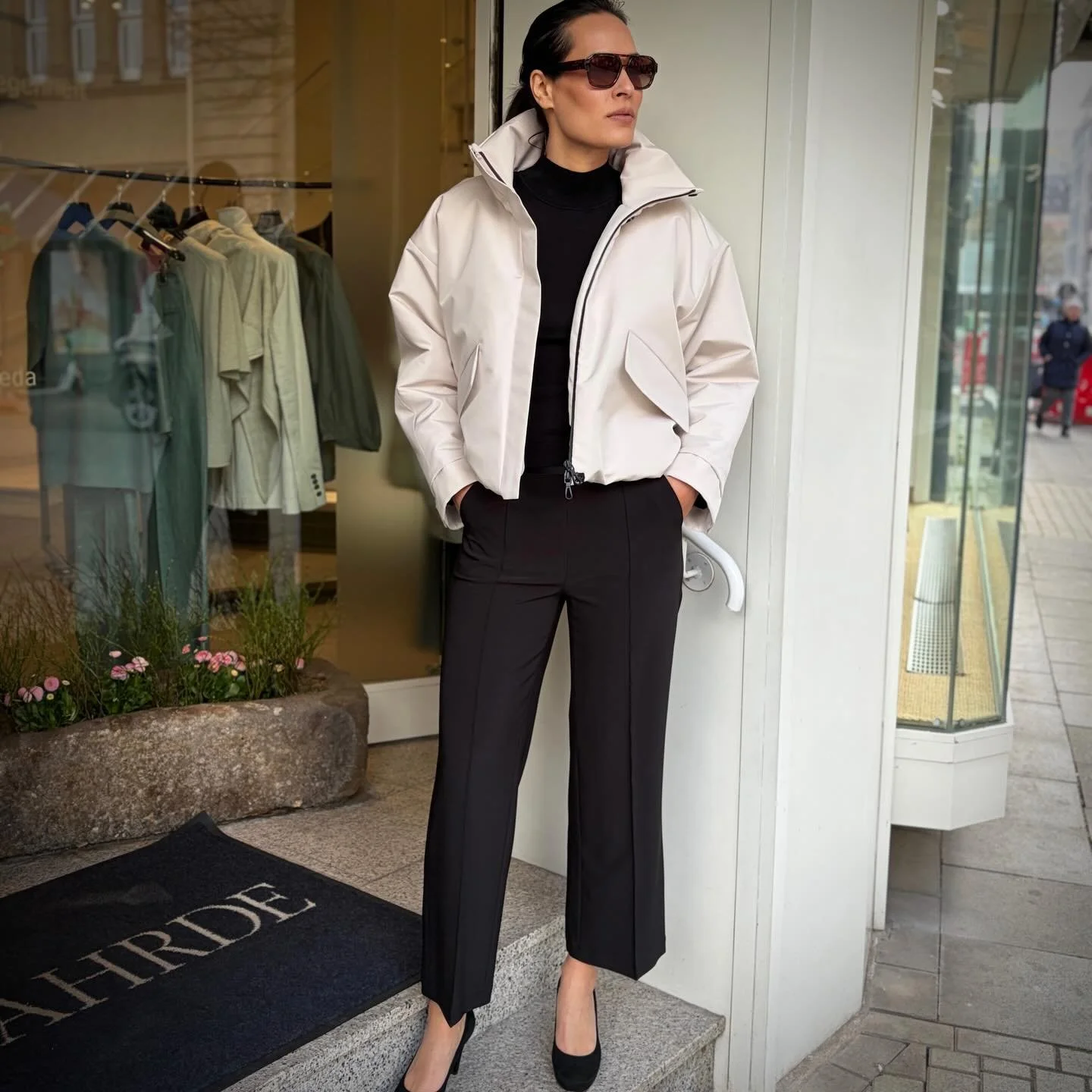 Manchmal ist weniger einfach mehr. Dieser Look kombiniert entspannte Silhouetten mit klassischem Schwarz-Wei&szlig;-Kontrast &ndash; perfekt f&uuml;r einen Tag in der City. 🕊️🖤

#MinimalistStyle #fashioninspo #howahrde #blackandwhite