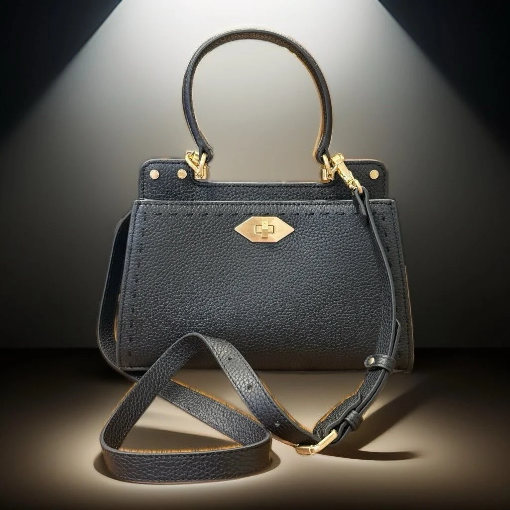 Zeitlose Eleganz aus Frankreich 🇫🇷
Die Taschen von Pourchet stehen seit 1903 f&uuml;r feine Handwerkskunst, hochwertige Leder und stilvolle Designs. Ob klassisch in Schwarz oder warmen Naturt&ouml;nen &ndash; sie sind die perfekte Mischung aus Trad