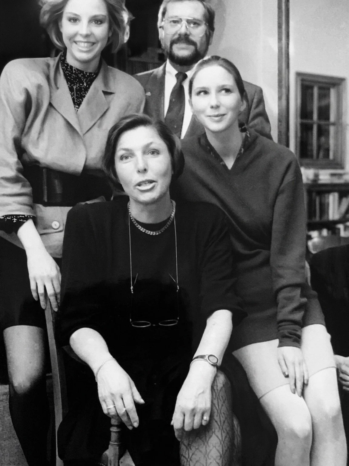 Howahrde: Familientradition seit 1930 und hier ein Bild aus dem Jahr 1990 von uns🤭 
Mode, die Generationen verbindet. 🤍Was uns ausmacht? Wir leben den Einzelhandel in unserer Familie mittlerweile in der dritten Generation! 
Seit fast einem Jahrhund