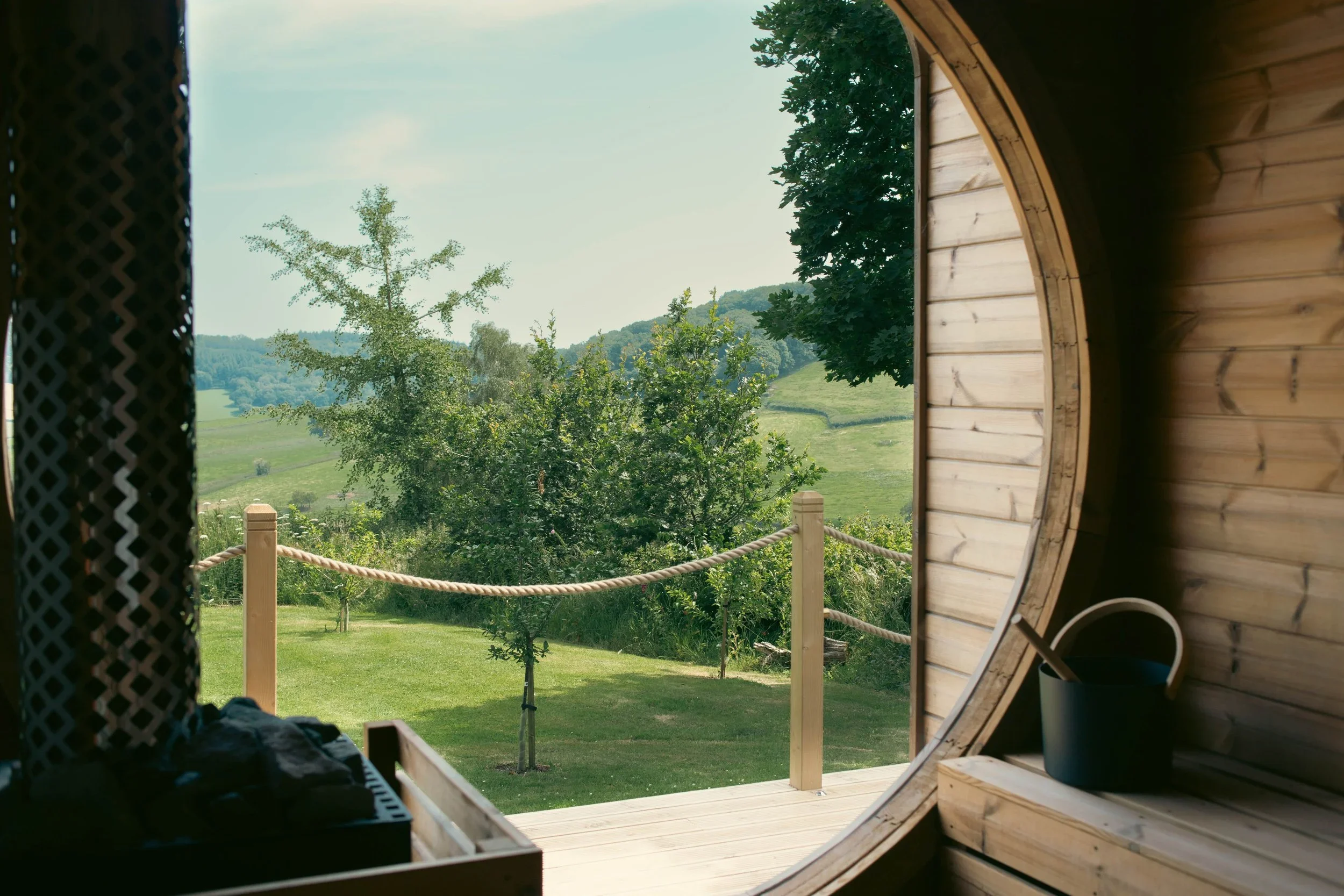 overlooking-view-of-outdoor-sauna-and-cold-plunge-experience-in-western-england - Venice Ocon.webp