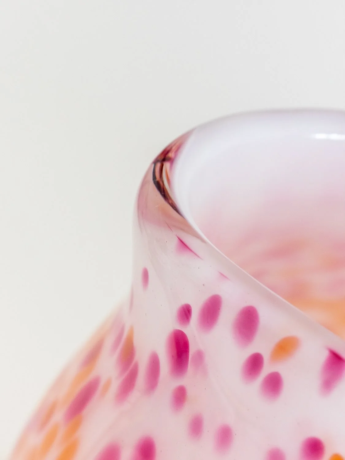 Details of colour interactions on glass 👁️ Customization options are available for those looking to create an unique piece, including colours selection, finishings and bespoke designs. If you are interested in a personalized item, please reach out t