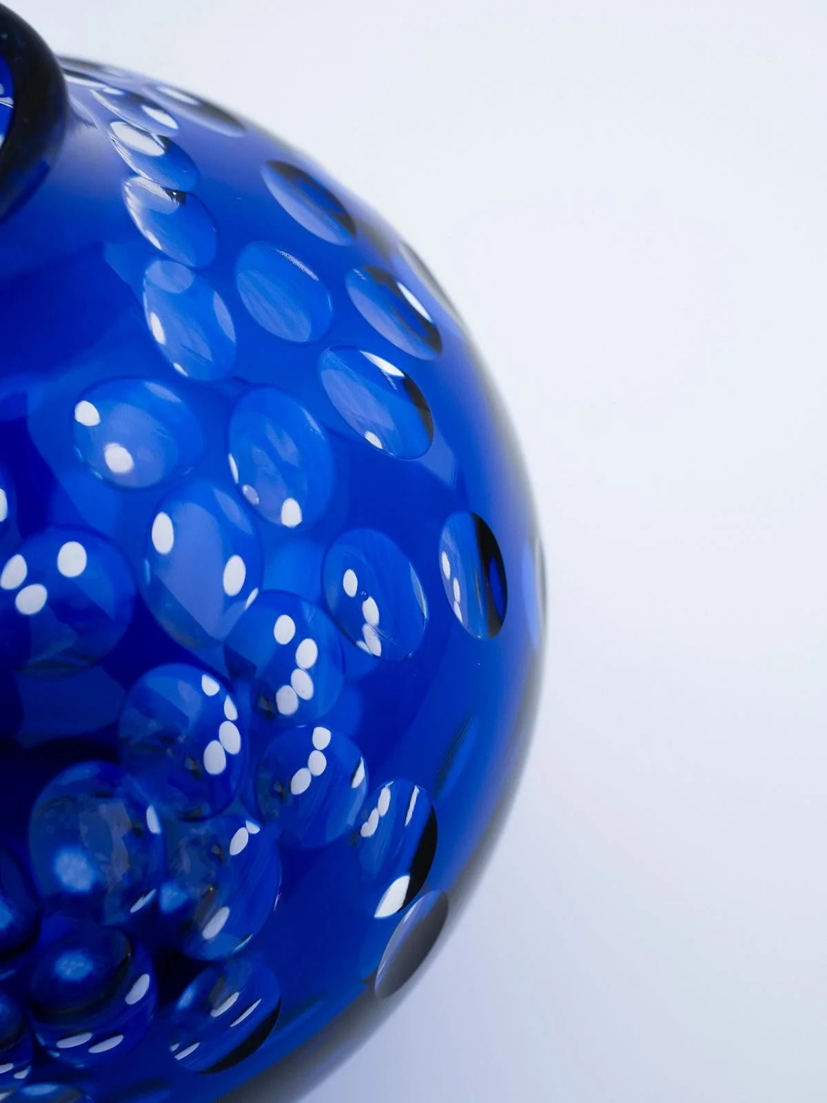 A great idea for an unique Christmas gift 🌲Light Echoes Indigo I.📸 by @emily.jean.vw 

#artesanal #collectibledesign #collectables #madeinportugal #sculpturaldesign #contemporarydesign #contemporaryglass #designgallery #limitededition #designcollec