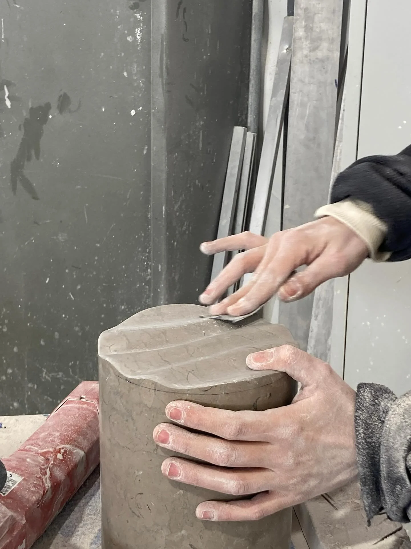 Work in progress for @broot.dialogues 💥
Moments from the stone workshop, where the pieces begin to take shape and come to life.

Part of an upcoming 2026 collection with curation and production supervision by @olivah.pt , promotion by @assimagra_pmr