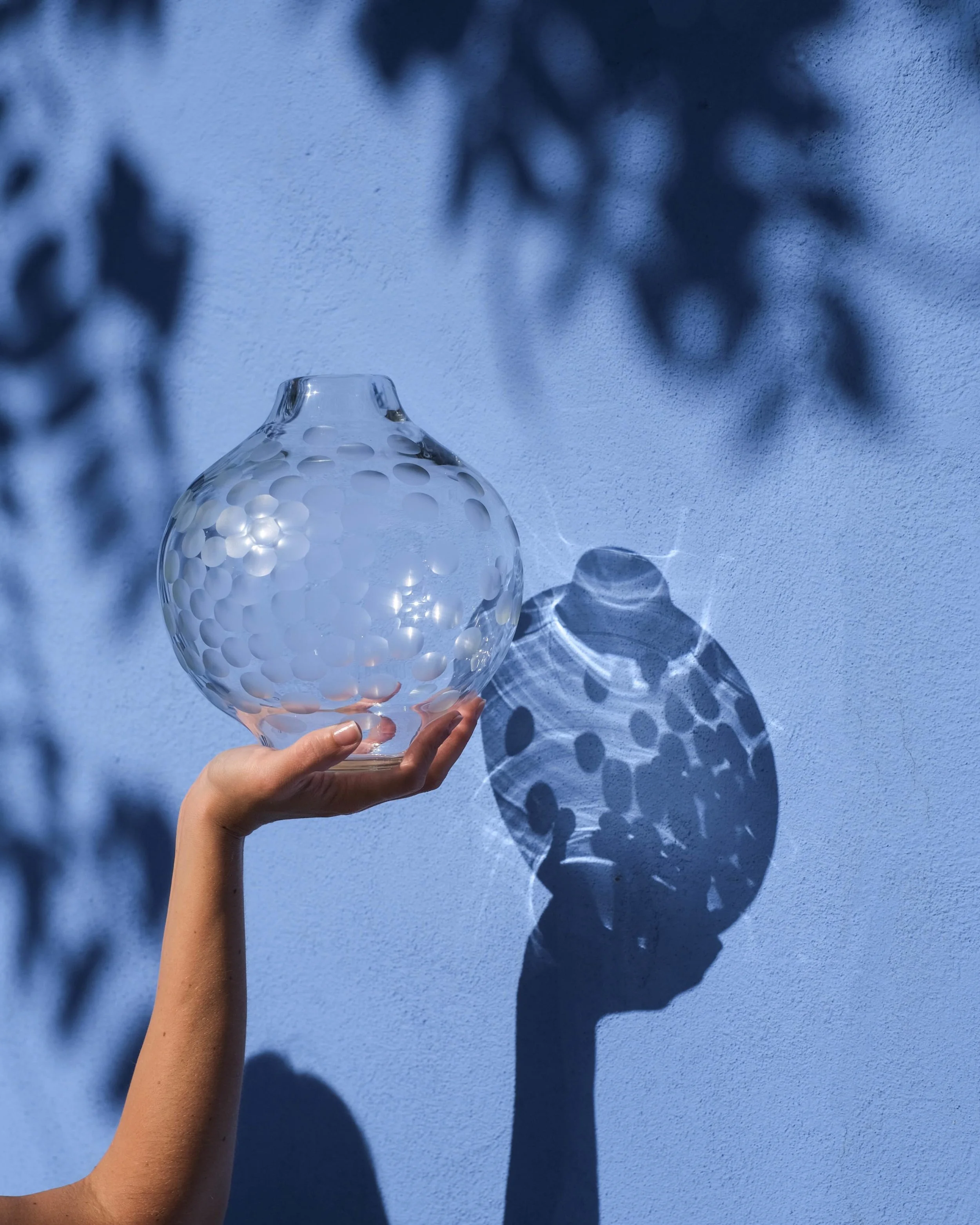 Starting the week with the online shop updated 💥 You can discover the current glass collections at the web from anywhere in the world 👁️. Link in bio!

Limited Edition of Light Echoes I Vase captured by @emily.jean.vw 
Handcrafted Salgados Tablewar