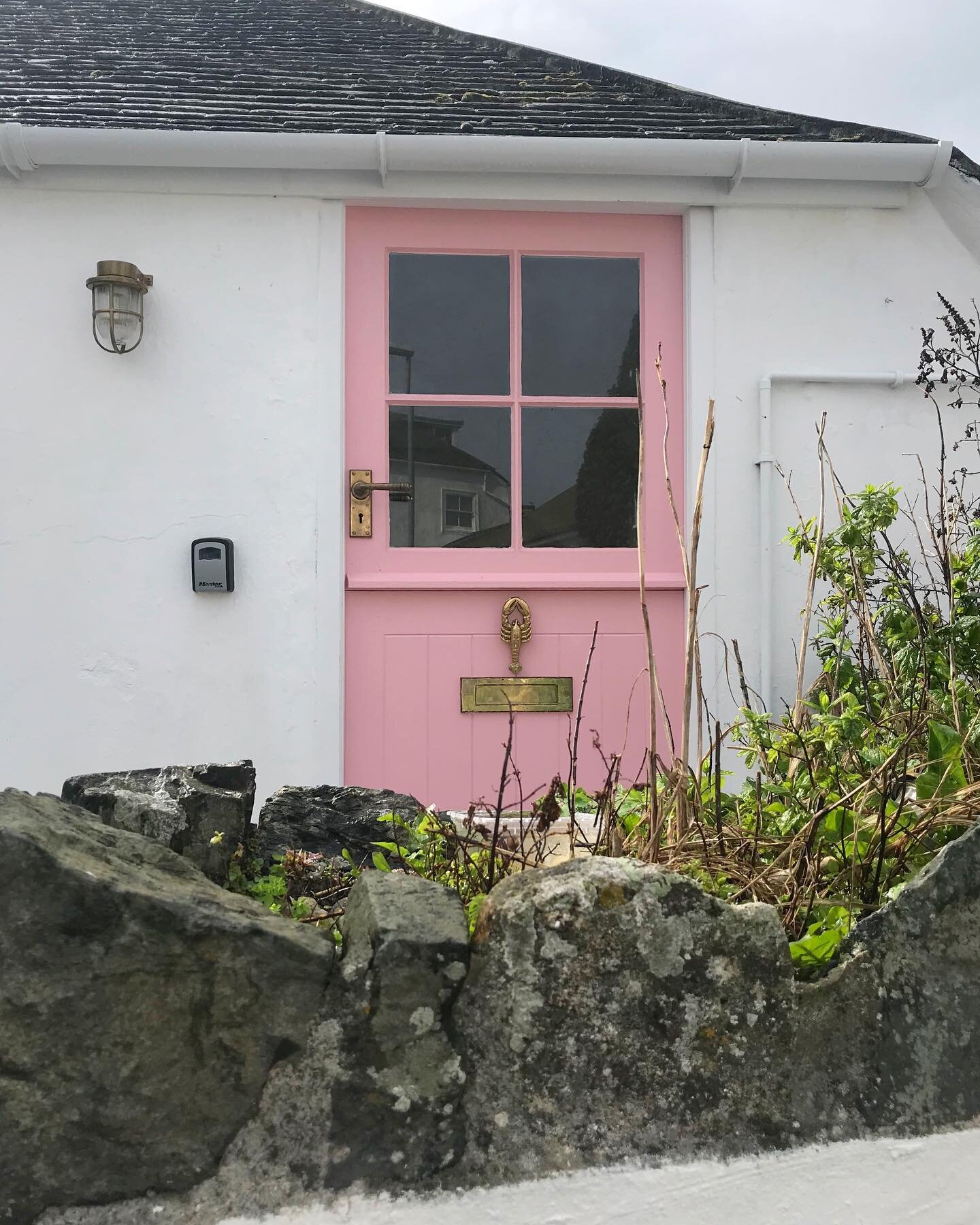 Continuing on from yesterday&rsquo;s Cornish front doors post. Here&rsquo;s another one for us all to appreciate this morning 💕 Note the lobster door knocker! 🥹