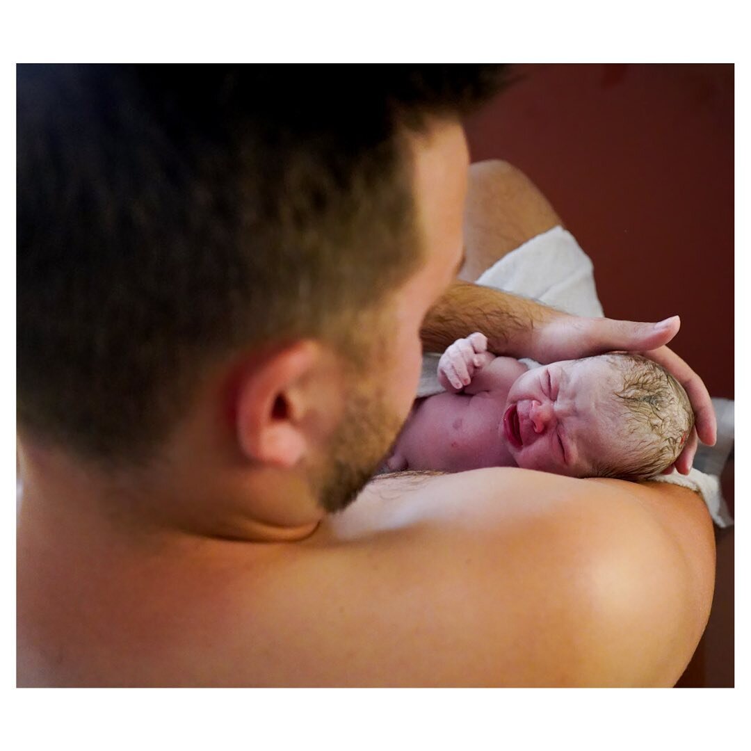 📸: @better_birth_doula
〰️
Baby’s first skin on skin.
Snuggled safely in Dad’s arms.
.
.
.
#centralcoast #birthphotographer #birthdoula #centralcoastnsw #doula #doulasupport #doulatog #birthphotography #birthphotos #doulaservices #prena