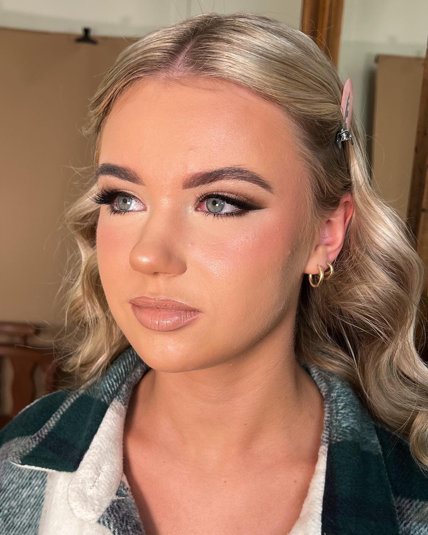 I wonder how it feels to be god&rsquo;s favourite 🥹🙌 year 12 ball makeup for gorgeous @starlachrystie 💖 we went full glam, winged out with accents of pink to go with the dress 🤌 
Now for another masterclass tomorrow in Melbourne 💖👏
