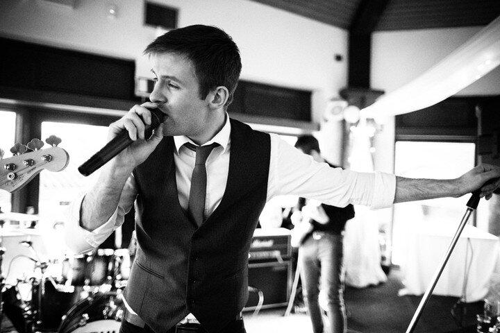 Throwback to Leanne &amp; Sean's big day &lt;3👰🤵 Book the band for your wedding day on our website! #linkinbio

Photos by the very talented @adamrileyphotography

#wedding #weddingphotography #blackandwhite #weddingband #dancing #firstdance #weddin