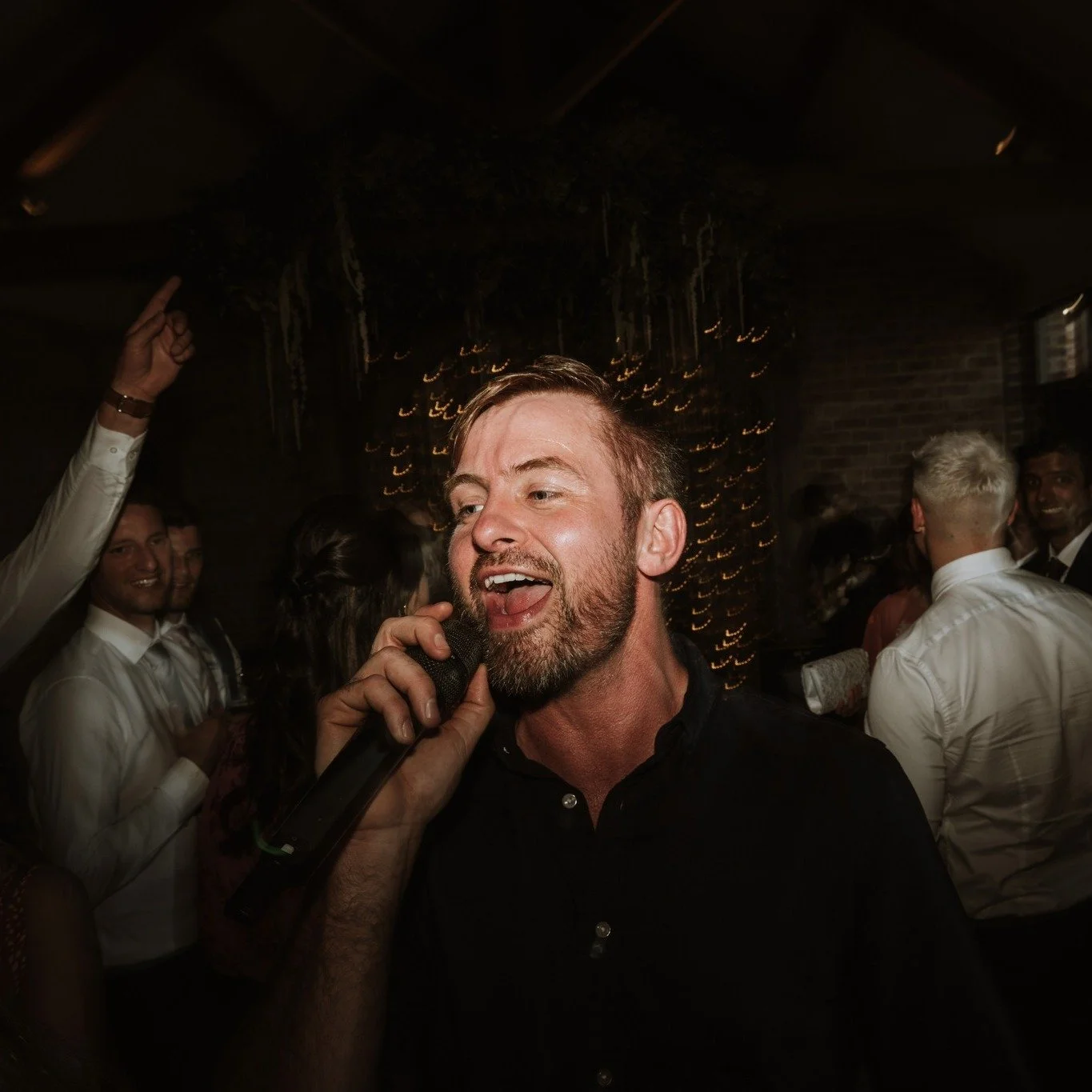 Thank you to Charlotte for these great pictures from your wedding at @thirsk_lodge_barns 🎤🎉