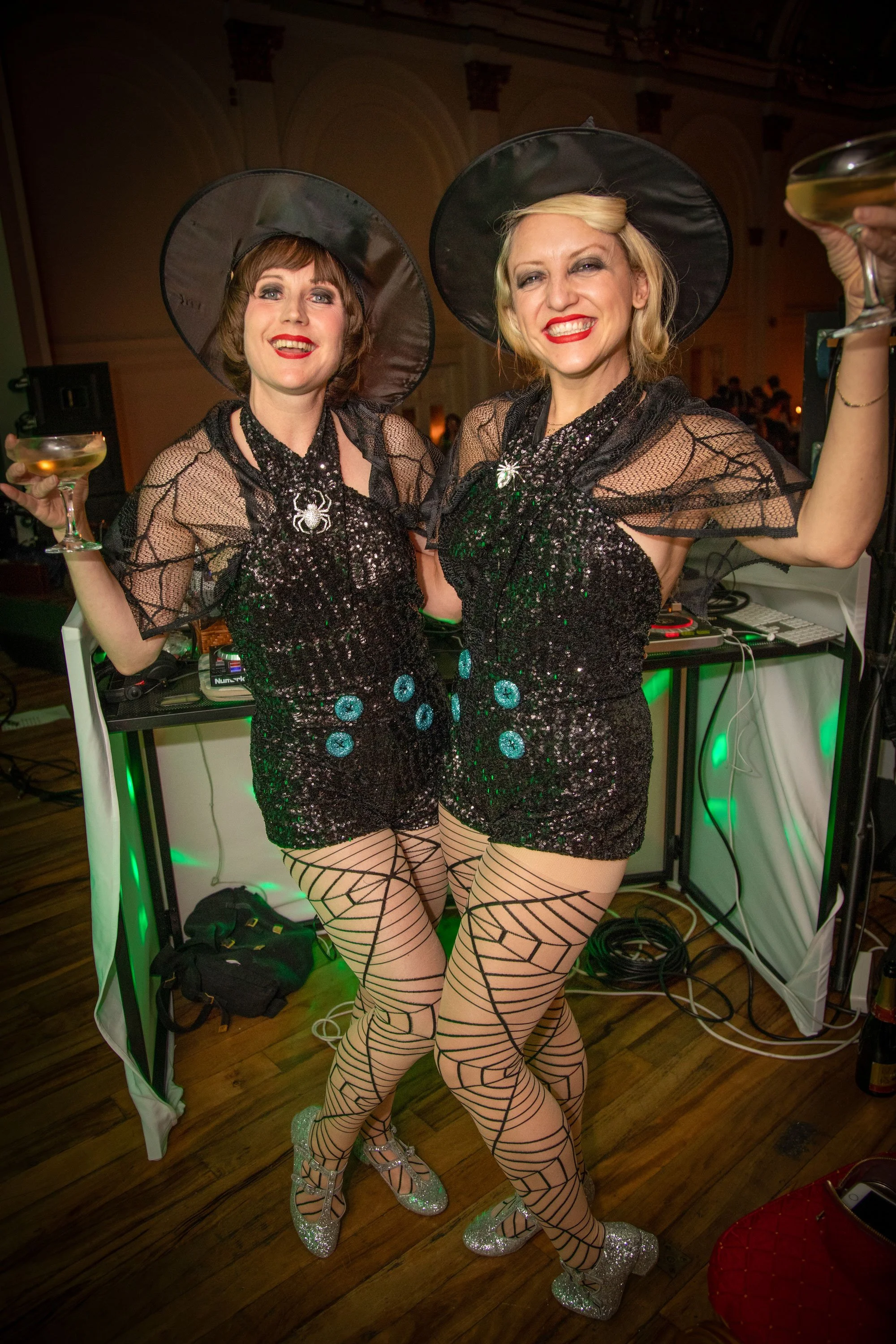 Bees-Knees-witches-EN.jpg