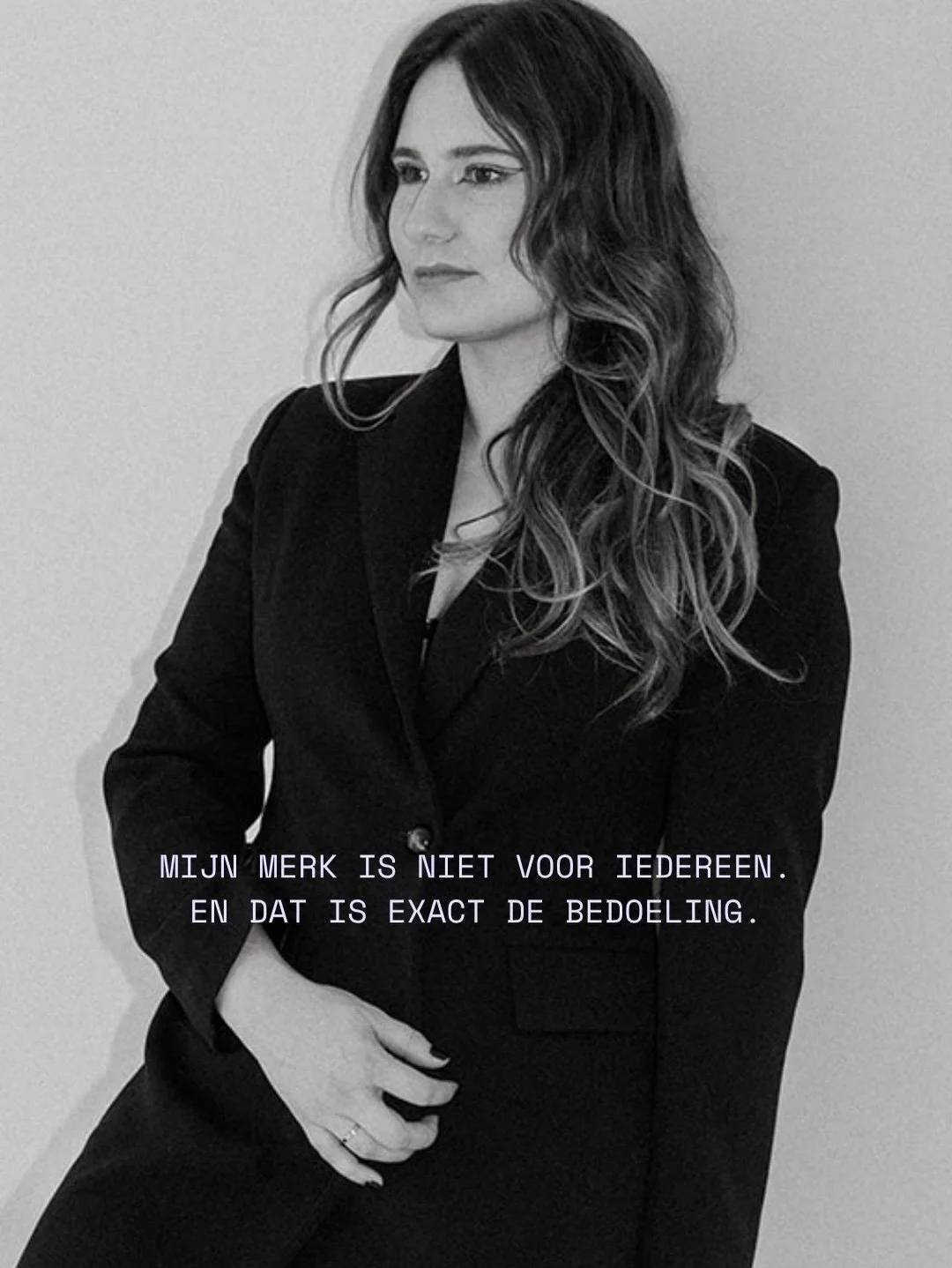 De merken die blijven hangen, zijn niet de merken die er voor iedereen willen zijn. 

Want hoe harder je probeert om iedereen aan te spreken, hoe meer je merk verwatert. 

Durf te kiezen voor je eigen stijl, stem, standpunten en visie. 🔥

#eigenbedr