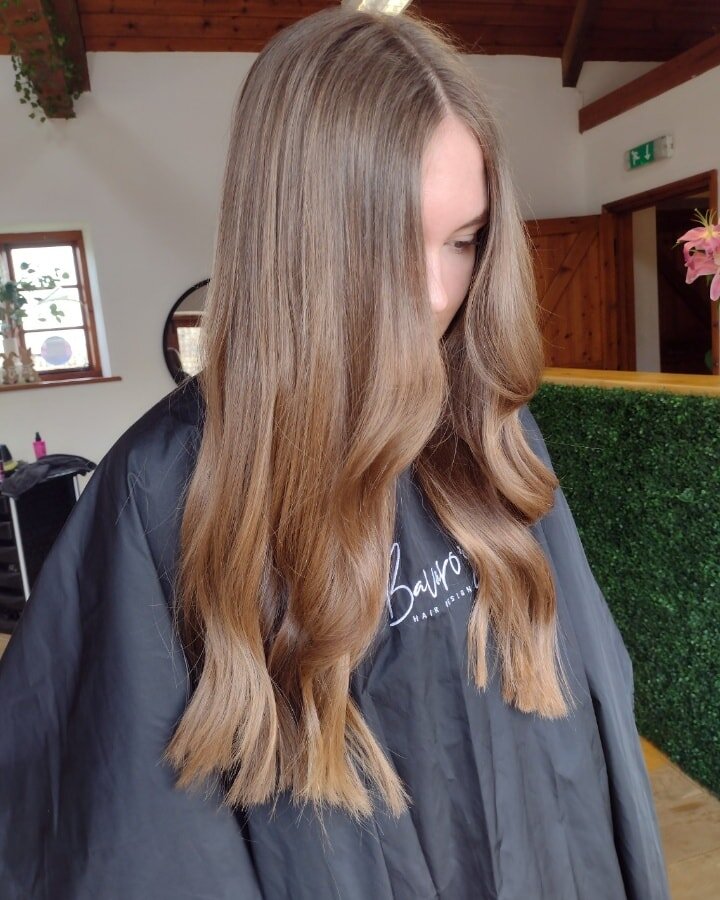 Effortless effect with a wash, cut and blow dry 😍😍 

 #newhair #osmoblondeelevation #rootmelt #shinyhair #chromaplex #osmo #highlights #foiliage #balayage #priorshall #thrapston #lilford #achurch #weldon #barnwell #thorpewaterville #wadenhoe #islip