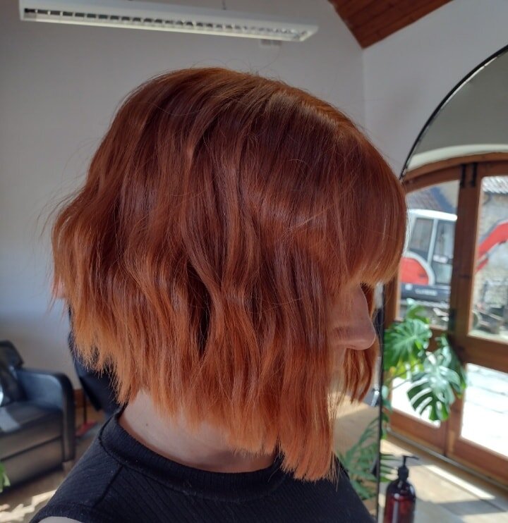 Sarah had lots of fun with this bright bob and peekaboo blonde 😍

 #healthyhair #osmoikoncolour #osmoikonen_official #freshhair #newhair #shinyhair #newhairday #villagesalon #bavaroshairdesign #countrysidesalon #farmlocation #newhair #osmoblondeelev