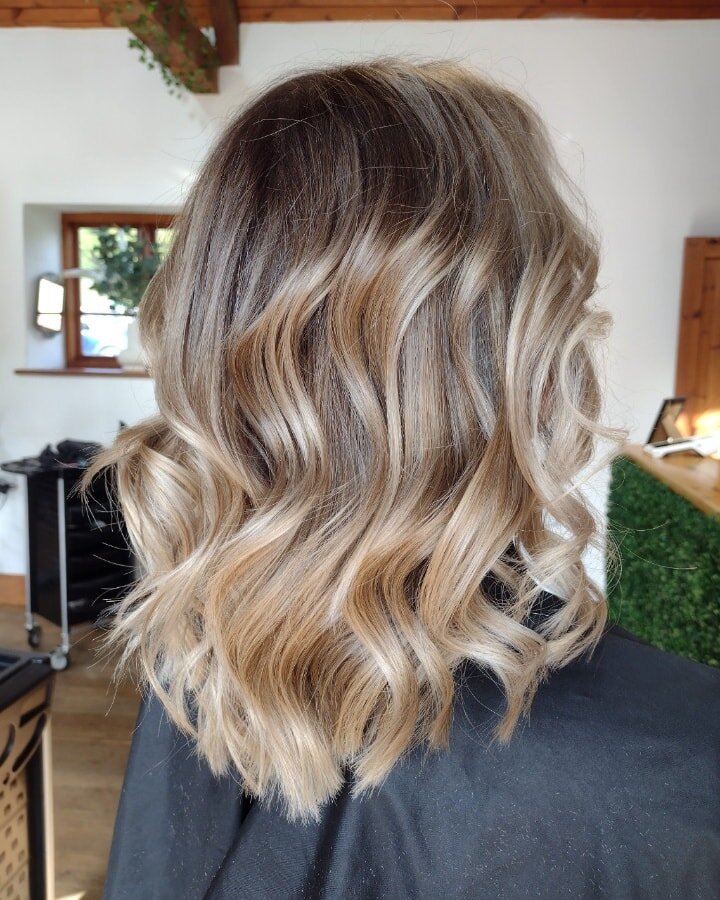 New hair = Happiness 🤩

Service - Full head Highlights and redesign cut by Georgia 

 #livedinlooks #lowmaintenancehair #bespokecolours #livedincolourspecialist #personalisedhair #foiliage #balayage #chromaplexbondbuilder #chromaplexstrong #chromapl