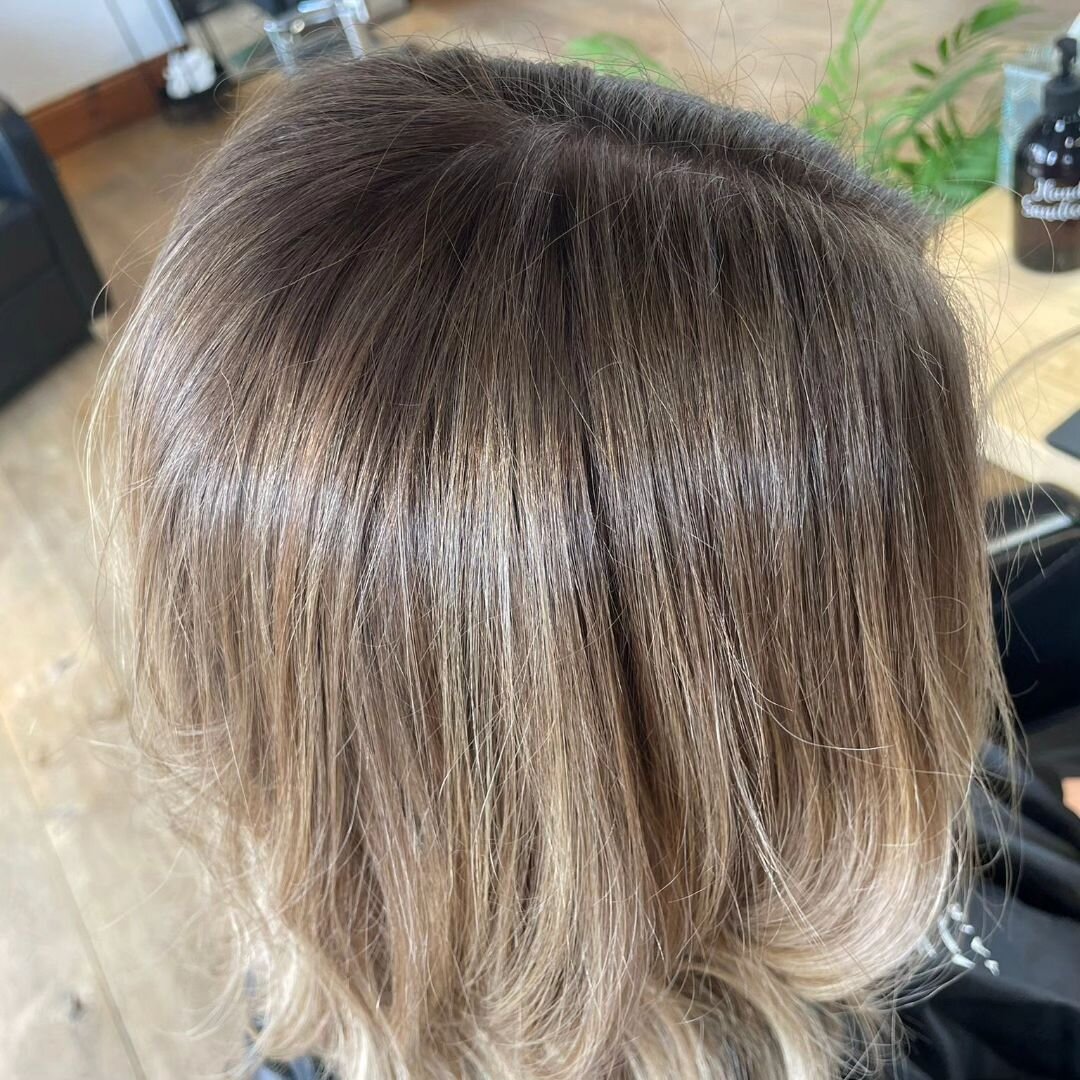 Can you spot the difference?! 

LIGHTING... That is all. 

✨ Picture 1 has something covering the salon down light (no root glow/warmth) 
✨ Picture 2 has the salon down lights shining on it (slight root glow &amp; appearance of warmth.) This is artif