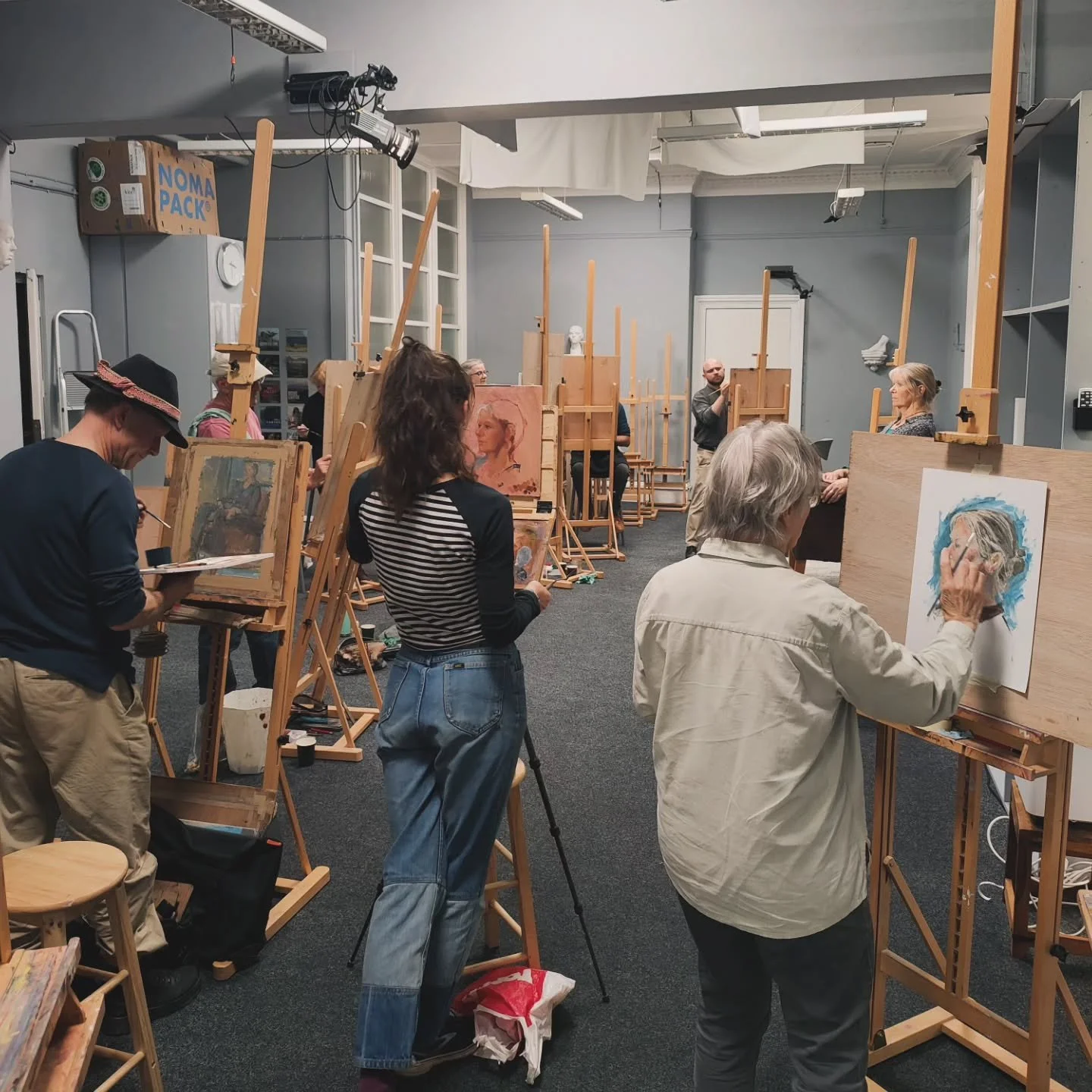 What a tremendous first portrait session! Thank you to Vanessa for being a great model and to @ianhinleyart, Adrian, @rachelrealistart @pictureofj0y @lukethompson_art @_peterholt @chrismurrayartist @jennylea_paints and Irena for attending and making 