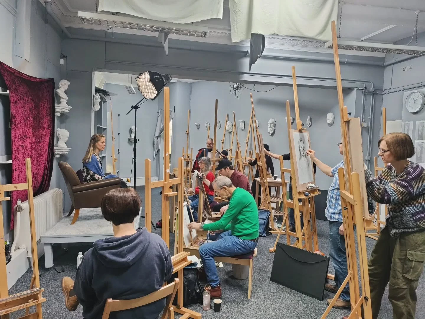 Last chance to join us tomorrow folks! It's going to be a great session.

Tomorrow we have the brilliant @cmrobertina sitting for us!

Draw or paint the portrait from life, 10-4pm! ✏️🎨