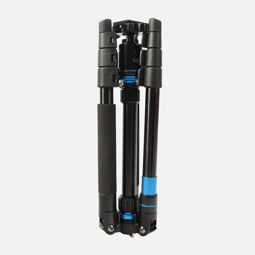 Tripod_LCS1_Closed-Compacted_Grey-Background_2000x.webp