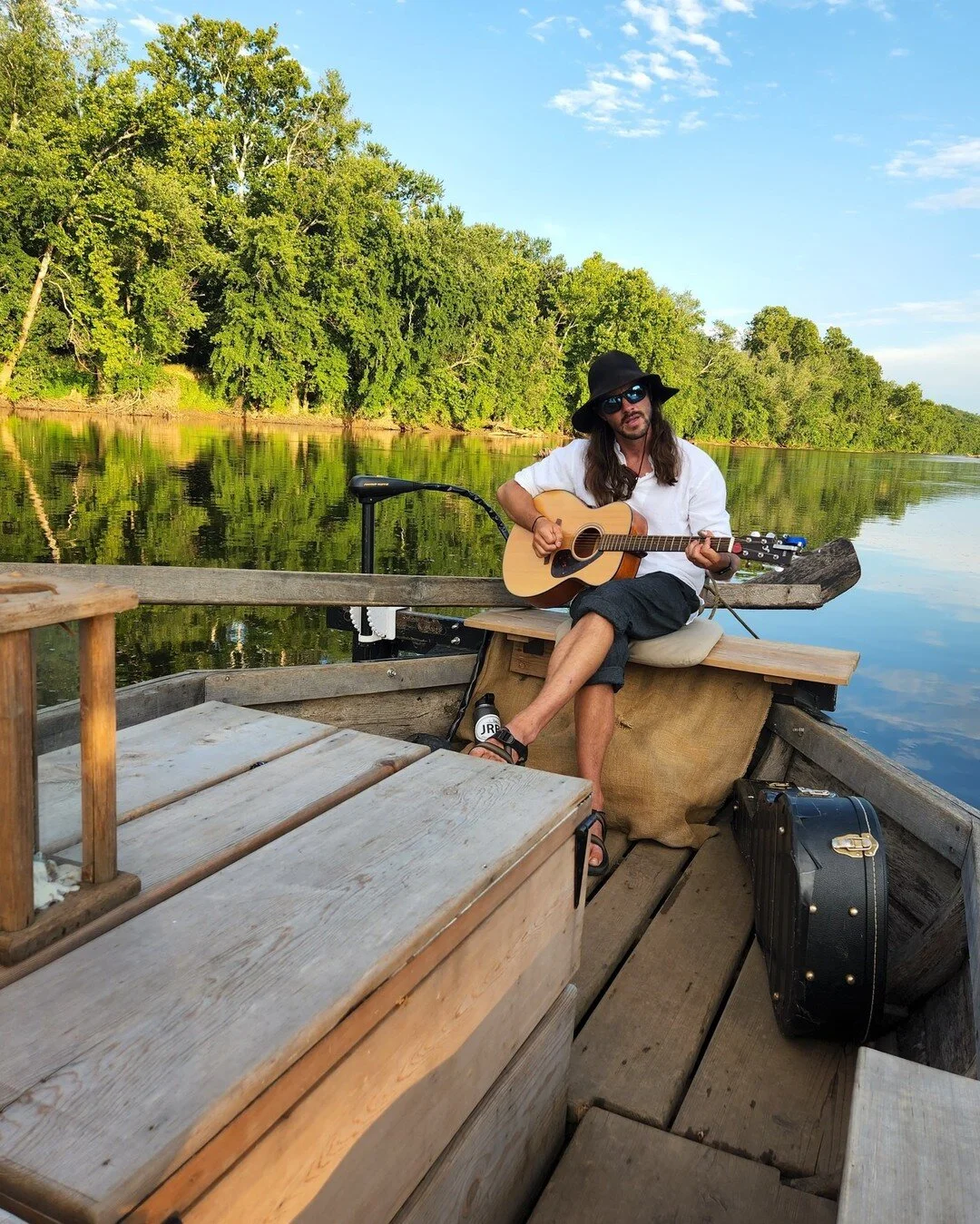 Gorgeous temps will keep coming for the next week or so. Perfect river weather!  #ontheriver #jamesriver #batteau #perfectweather #loveva #rivermusic #oldtimey #rivertour #sunsetcruise #scottsvilleva #charlottesville #charlottesvilleva #virginiaisbea