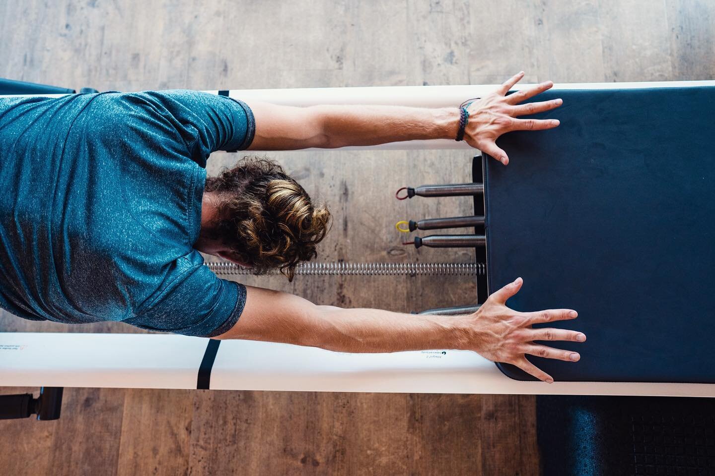 ....That stretch and deep breath after a super long core set, is there anything better?! 
.
.
.
.
.
#core #abworkout #reformer #reformerpilates #pilates #yoga #meditation #movebetter #feelbetter #breath #stretch